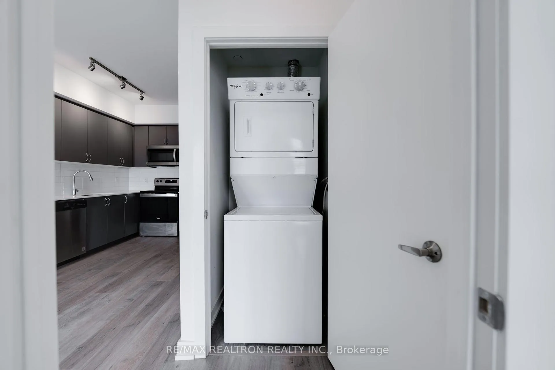 Photo 11 of Unit 913, 56 Lakeside Terrace, Barrie, Little Lake — HOMEH