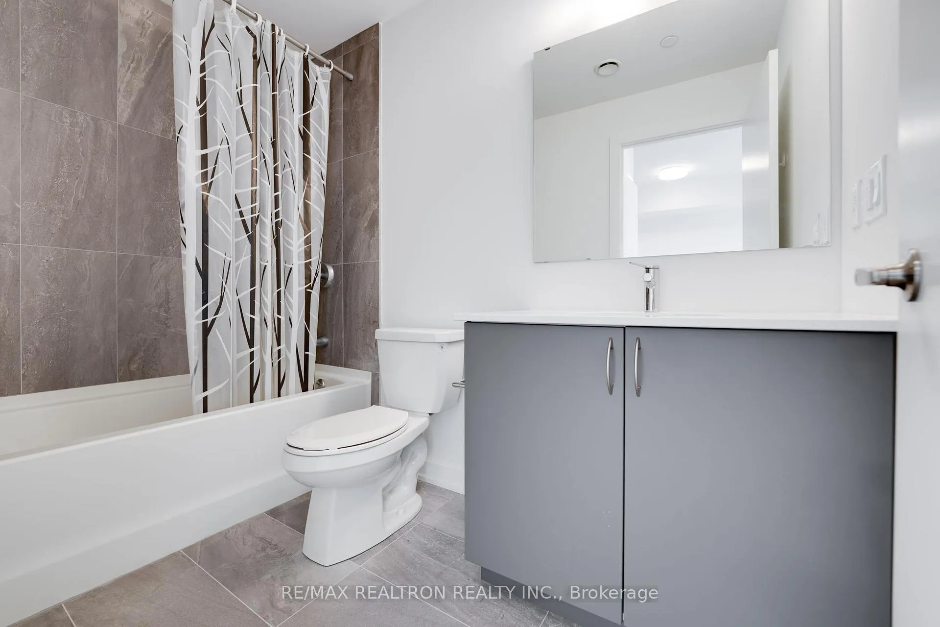 Photo 13 of Unit 913, 56 Lakeside Terrace, Barrie, Little Lake — HOMEH