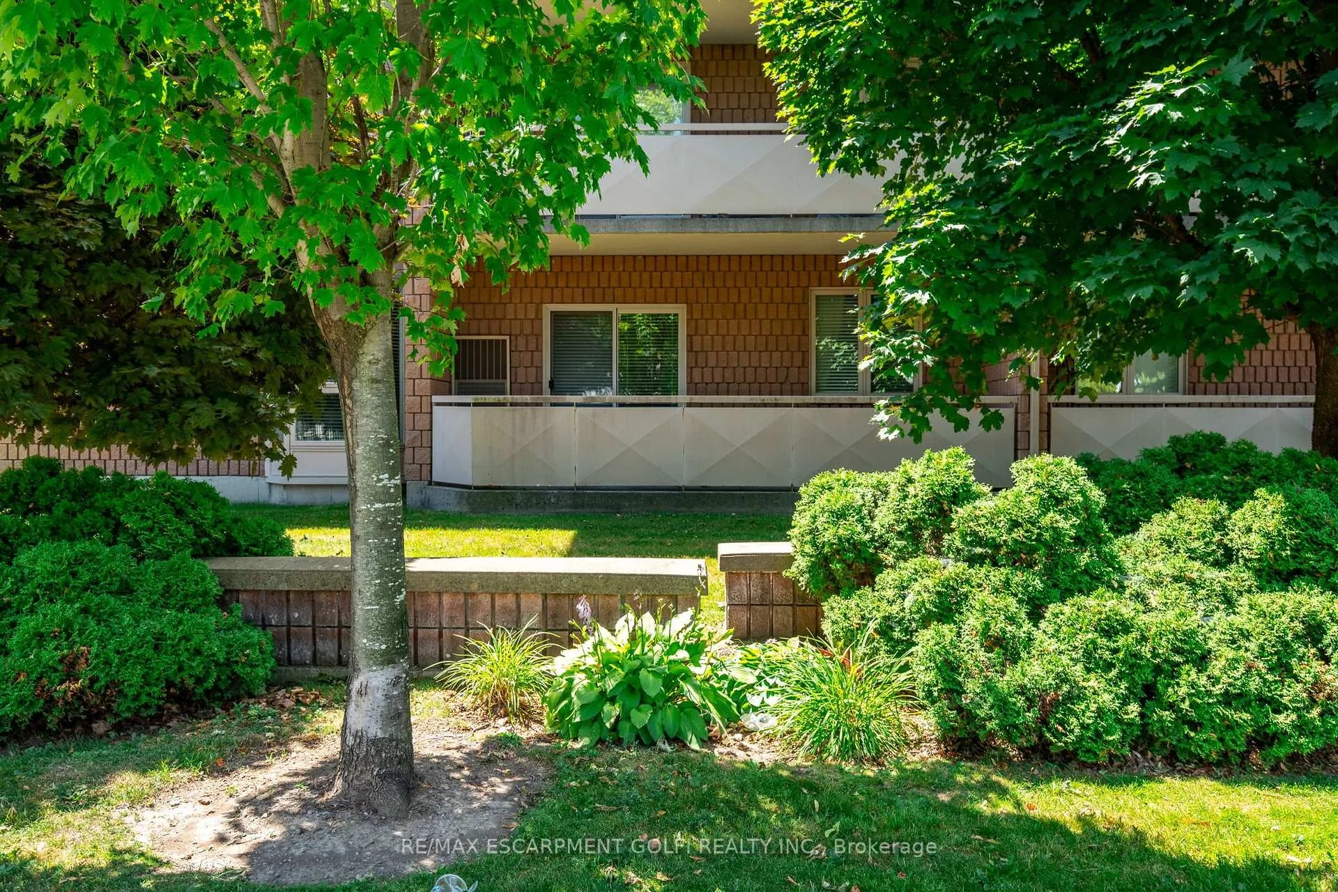 Photo 2 of Unit 109, 416 Limeridge Road E, Hamilton, Stoney Creek — HOMEH