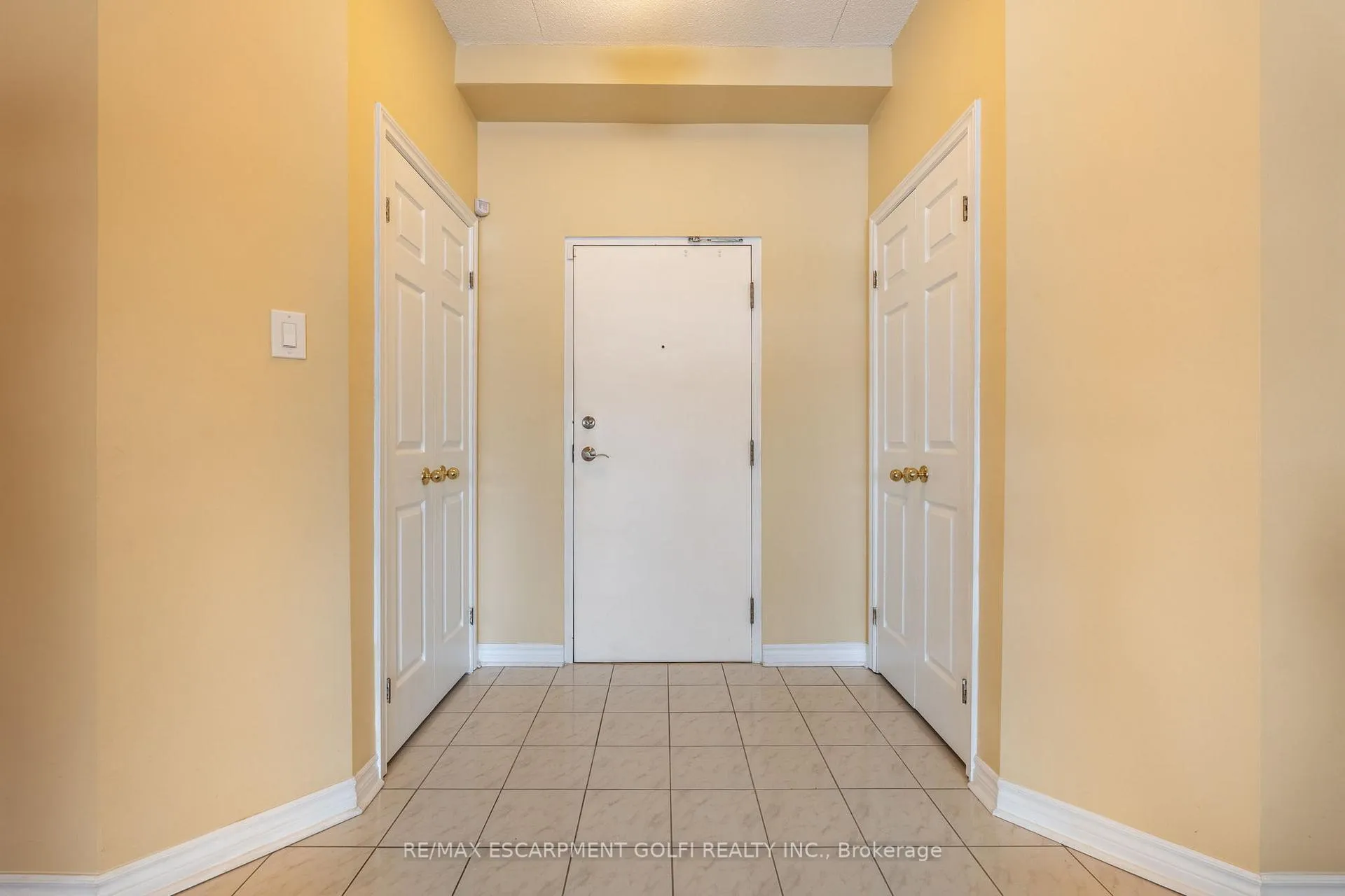 Photo 5 of Unit 109, 416 Limeridge Road E, Hamilton, Stoney Creek — HOMEH