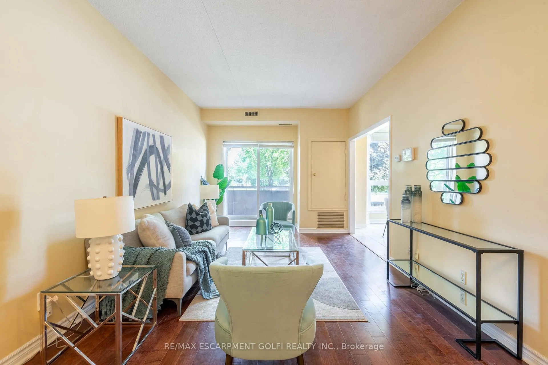 Photo 6 of Unit 109, 416 Limeridge Road E, Hamilton, Stoney Creek — HOMEH