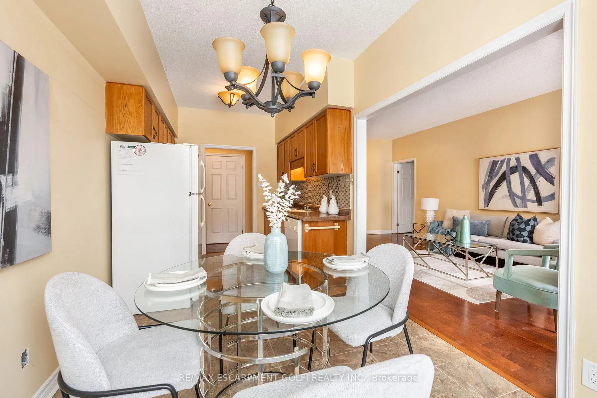 Photo 9 of Unit 109, 416 Limeridge Road E, Hamilton, Stoney Creek — HOMEH