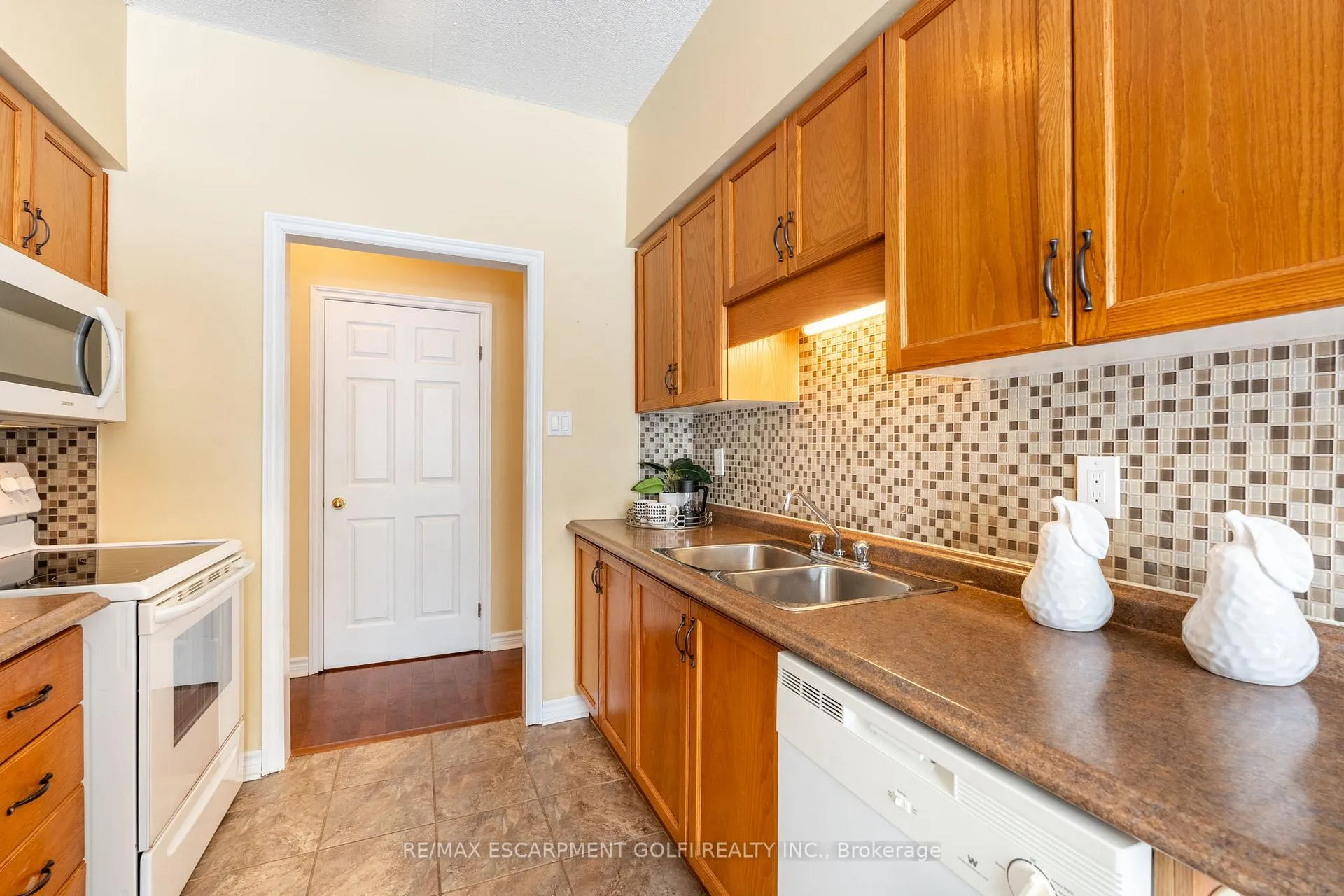 Photo 10 of Unit 109, 416 Limeridge Road E, Hamilton, Stoney Creek — HOMEH
