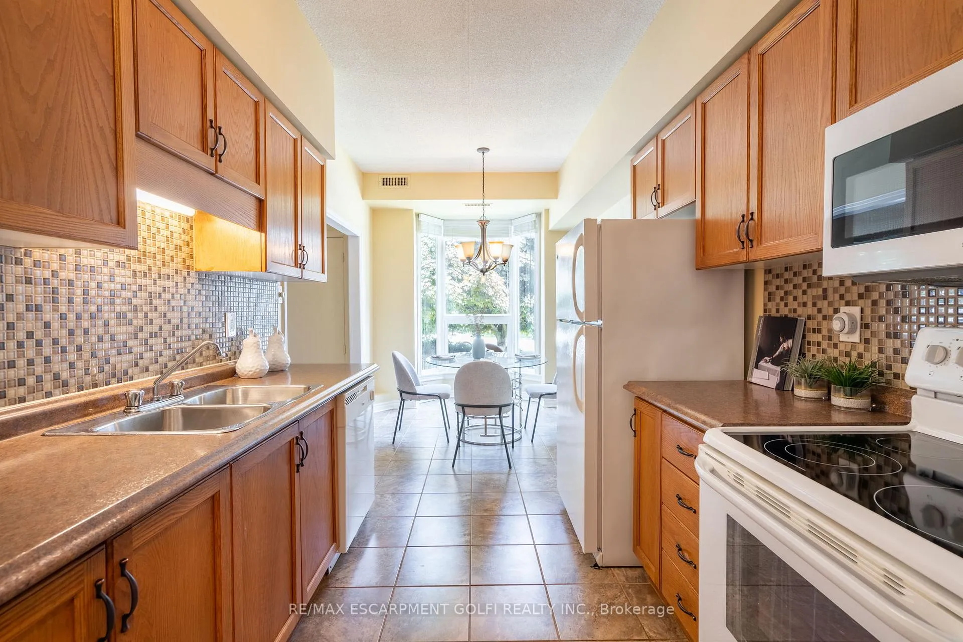 Photo 11 of Unit 109, 416 Limeridge Road E, Hamilton, Stoney Creek — HOMEH