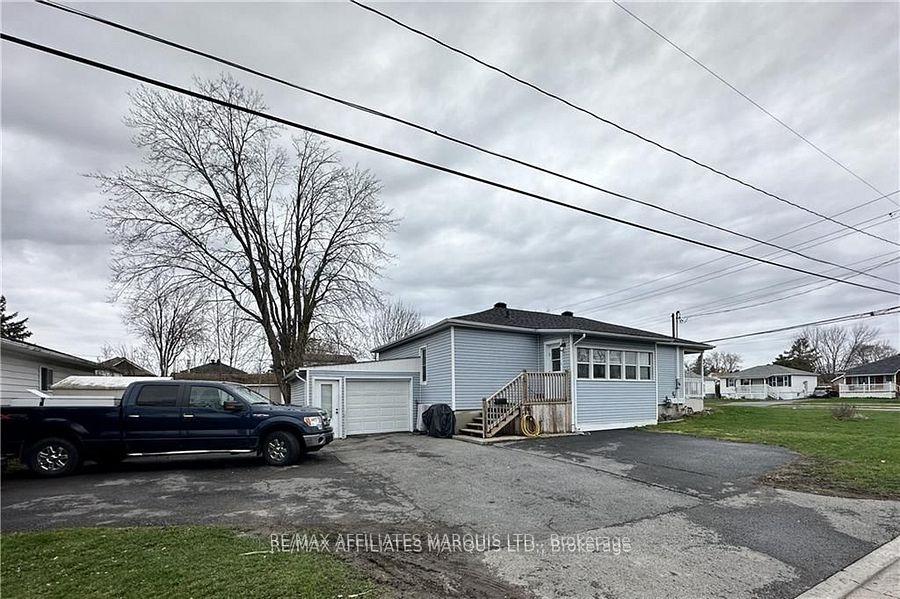 Photo 2 of 346 Thirteenth Street W, Cornwall — HOMEH