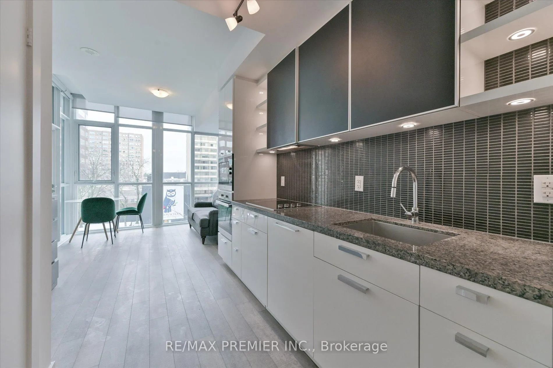 Photo 3 of Unit 407, 32 Davenport Road, Toronto, The Annex — HOMEH