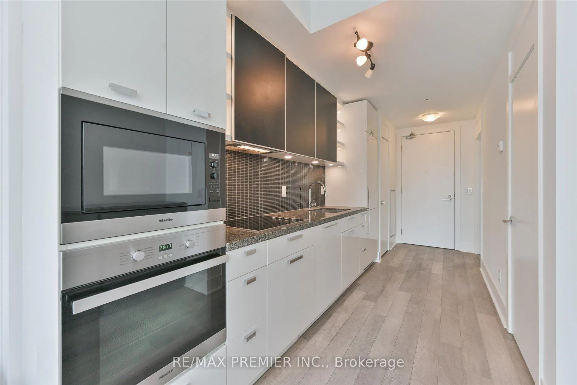 Photo 4 of Unit 407, 32 Davenport Road, Toronto, The Annex — HOMEH
