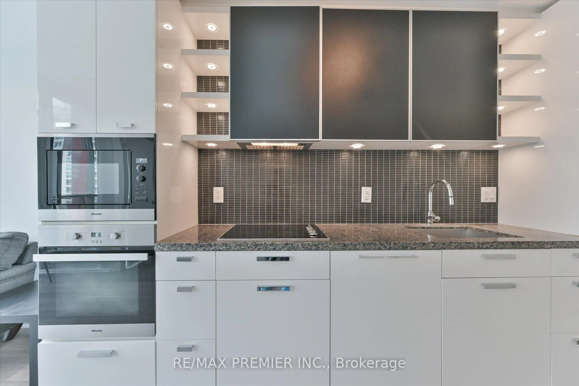 Photo 5 of Unit 407, 32 Davenport Road, Toronto, The Annex — HOMEH