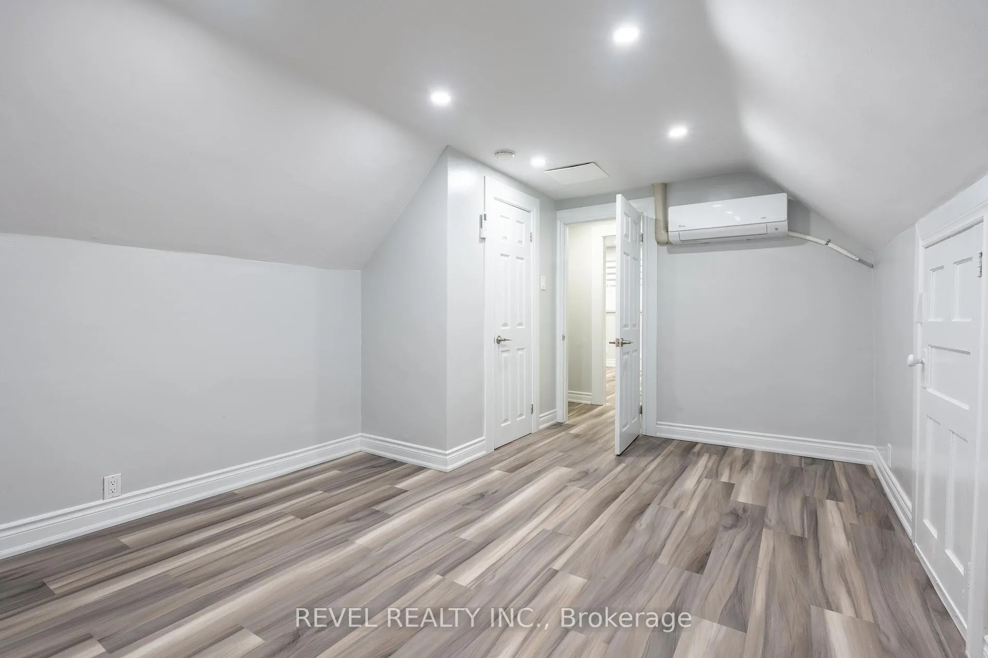 Photo 35 of 34 Sherman Avenue S, Hamilton, Gibson — HOMEH