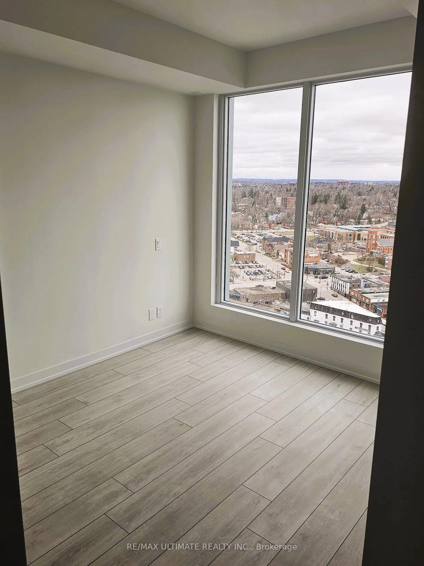 Photo 4 of Unit 2108, 39 Mary Street, Barrie, City Centre — HOMEH