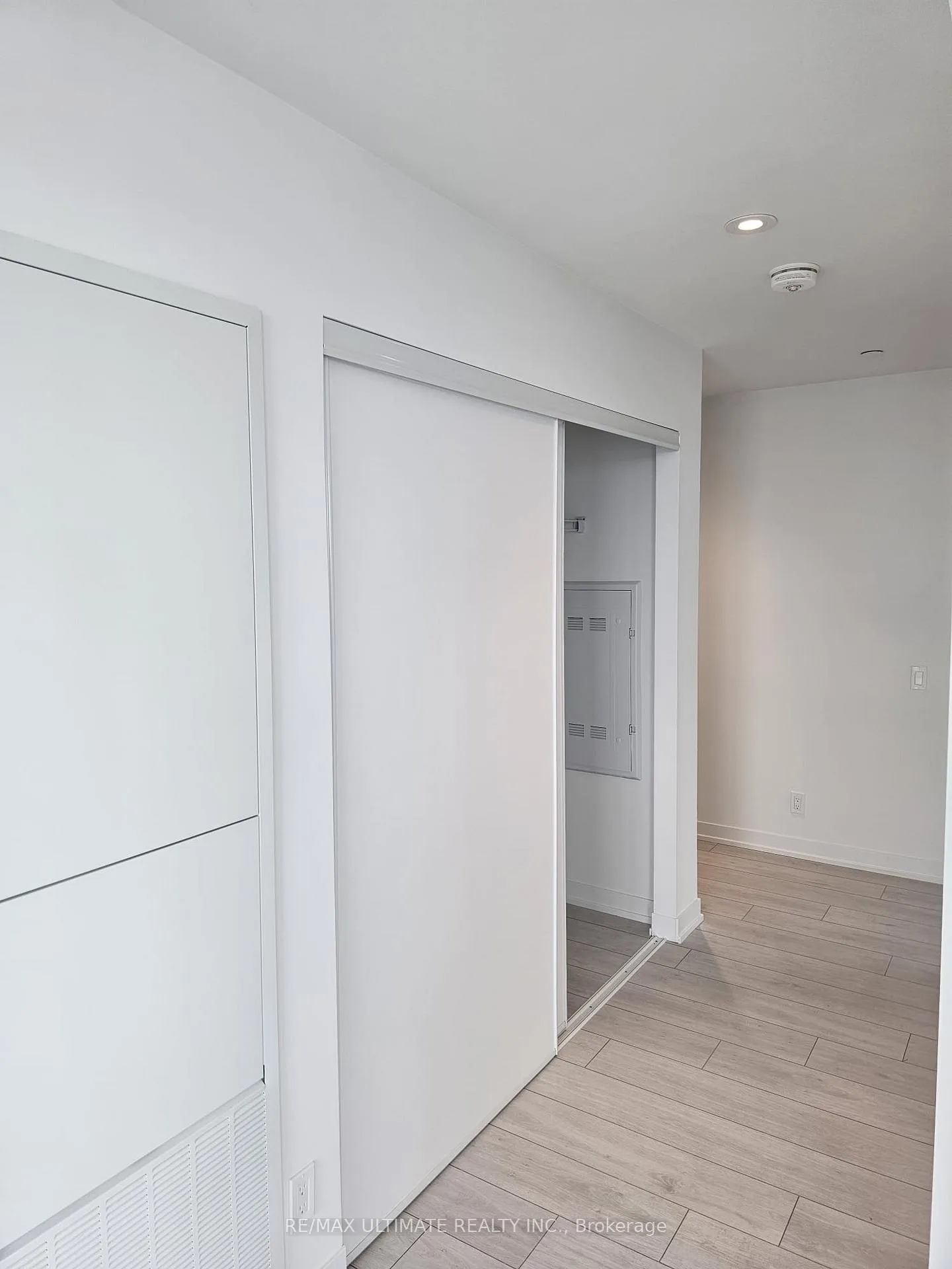 Photo 8 of Unit 2108, 39 Mary Street, Barrie, City Centre — HOMEH