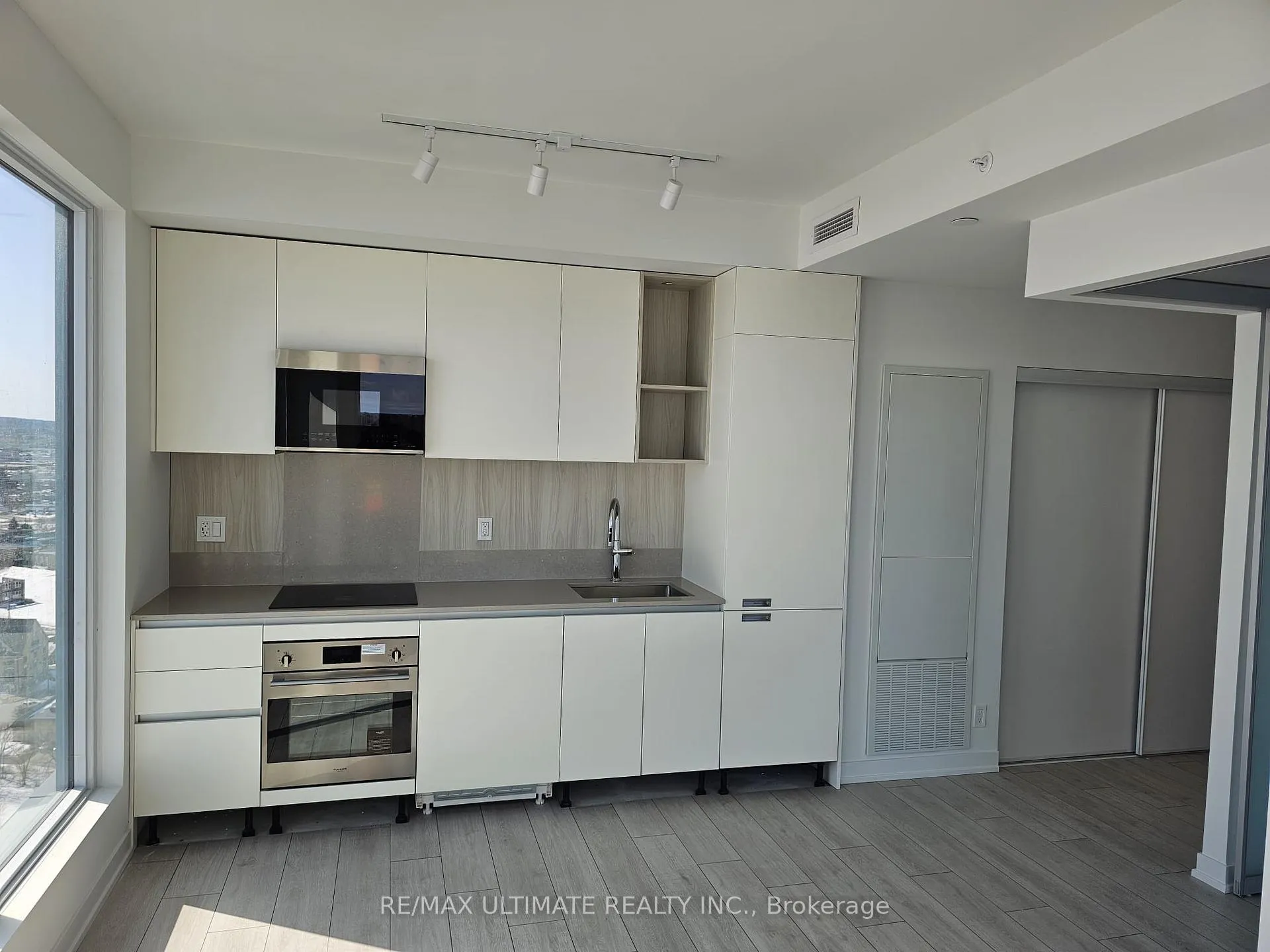 Photo 13 of Unit 2108, 39 Mary Street, Barrie, City Centre — HOMEH