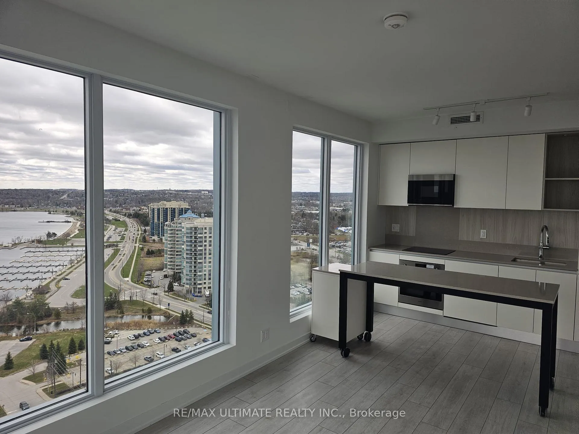 Photo 17 of Unit 2108, 39 Mary Street, Barrie, City Centre — HOMEH