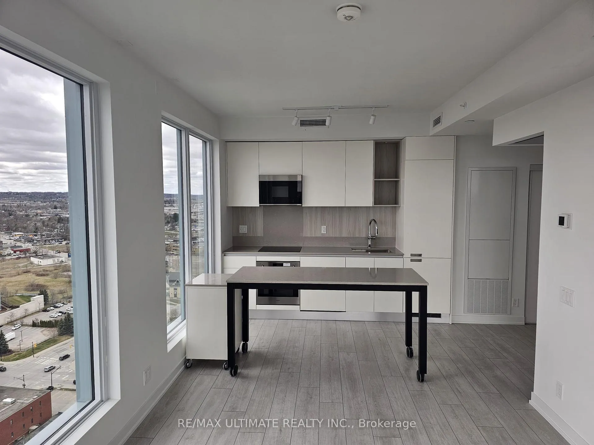 Photo 18 of Unit 2108, 39 Mary Street, Barrie, City Centre — HOMEH
