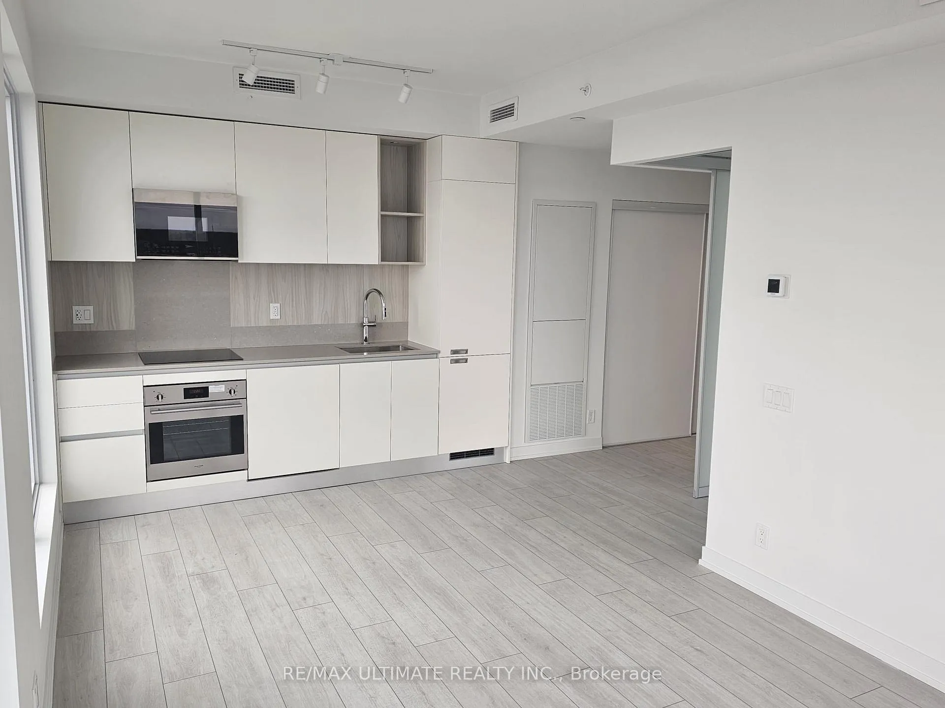 Photo 22 of Unit 2108, 39 Mary Street, Barrie, City Centre — HOMEH
