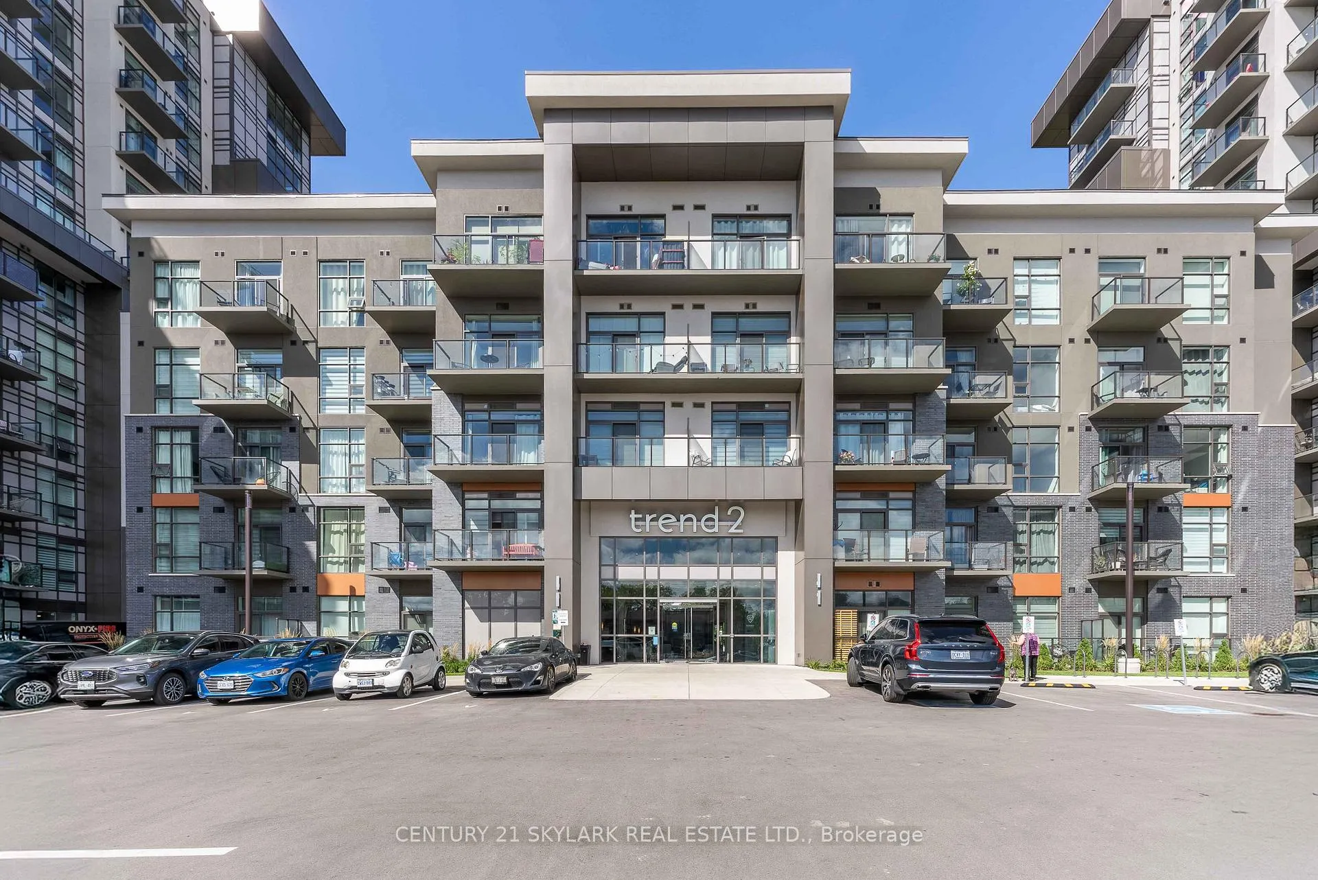 Front of Unit 701, 460 Dundas Street E