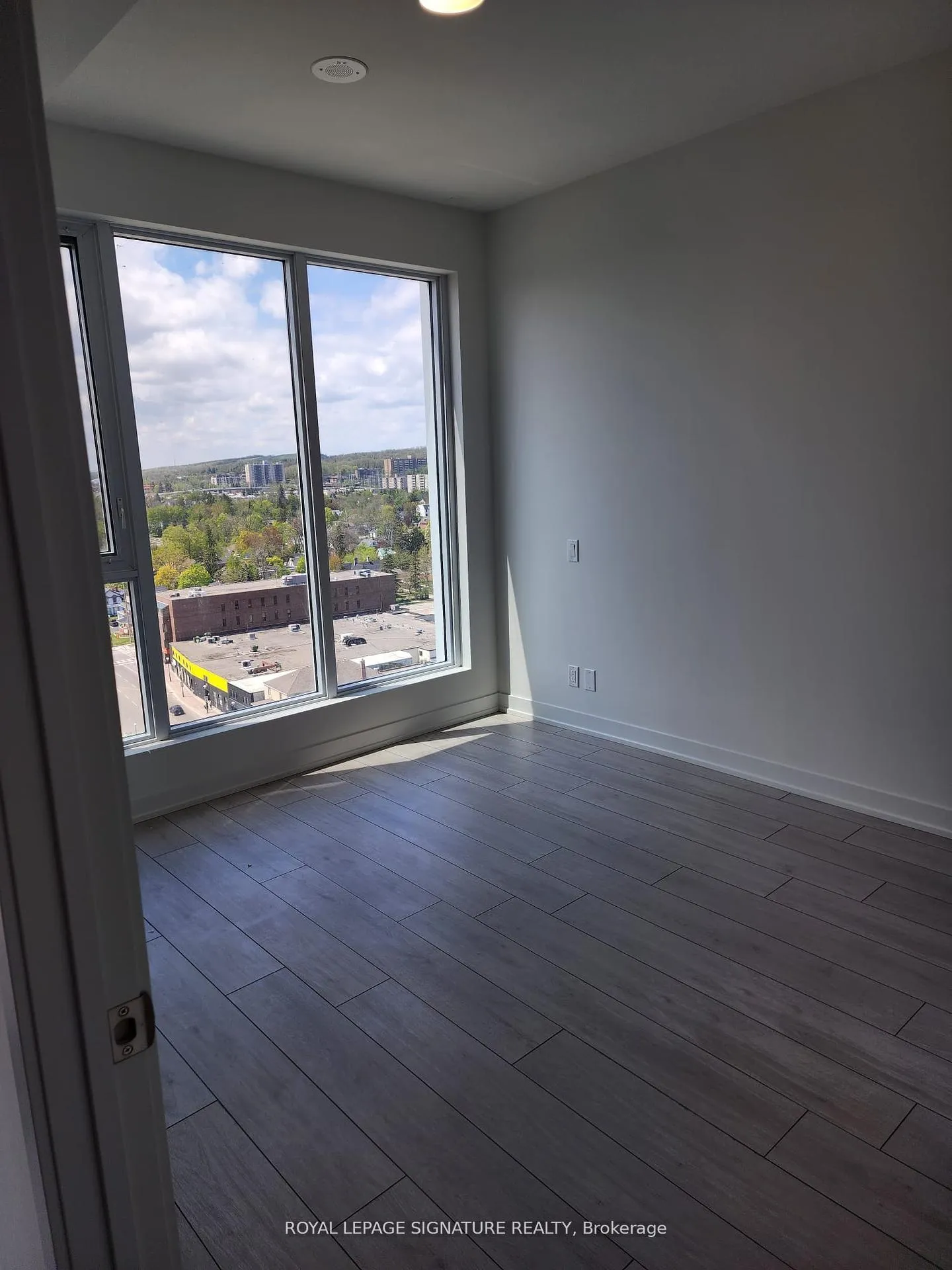 Photo 8 of Unit 1301, 39 Mary Street, Barrie, City Centre — HOMEH