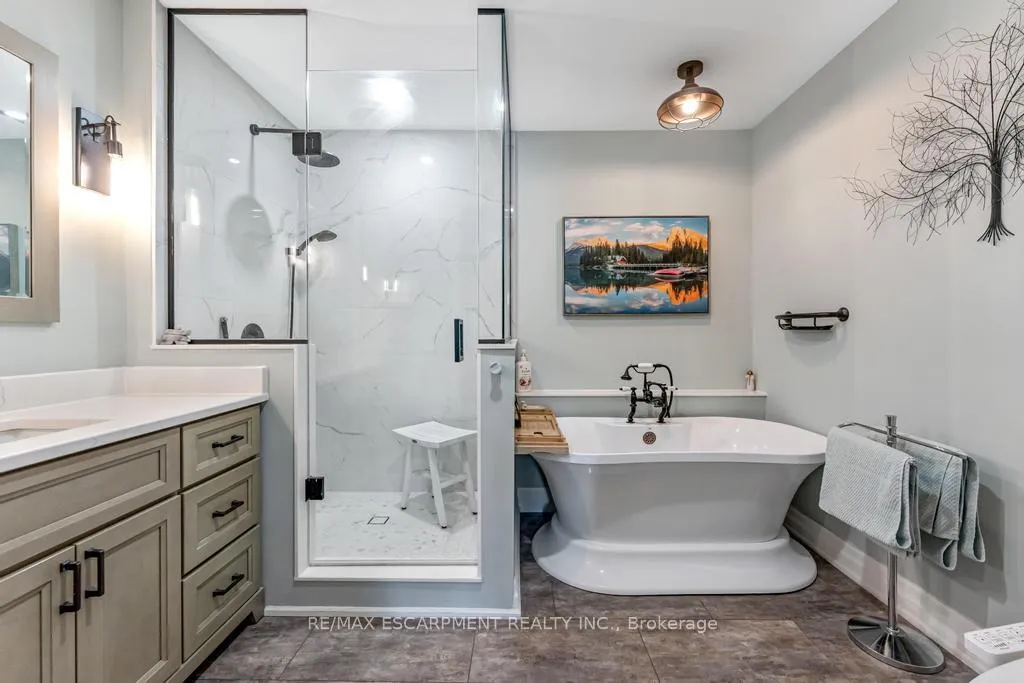 Photo 16 of 21 Forest Valley Crescent, Hamilton, Dundas — HOMEH