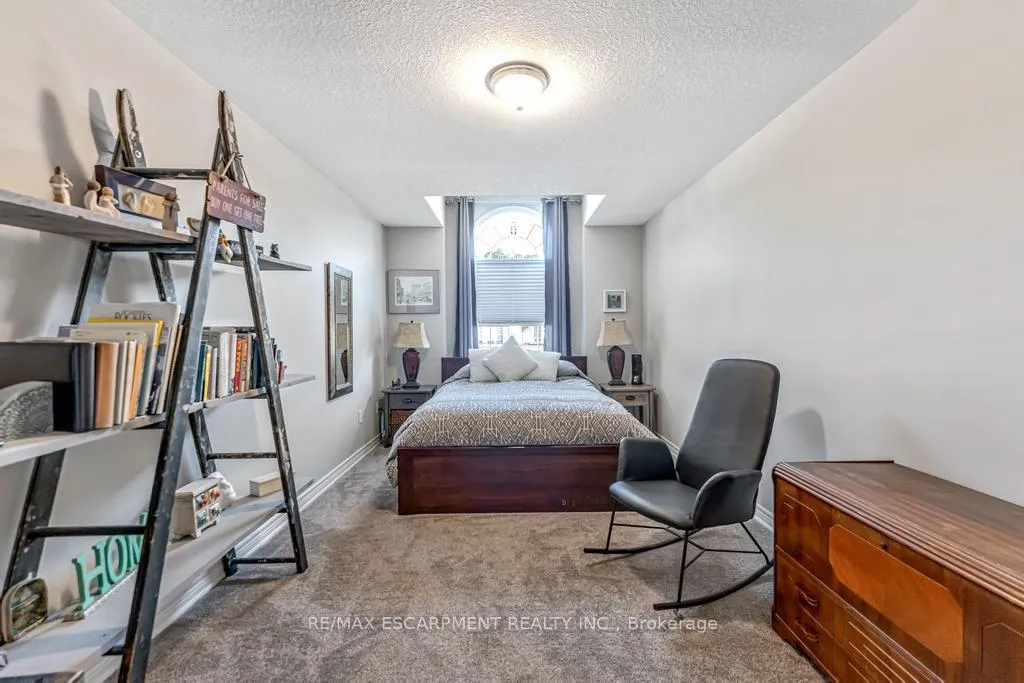 Photo 19 of 21 Forest Valley Crescent, Hamilton, Dundas — HOMEH