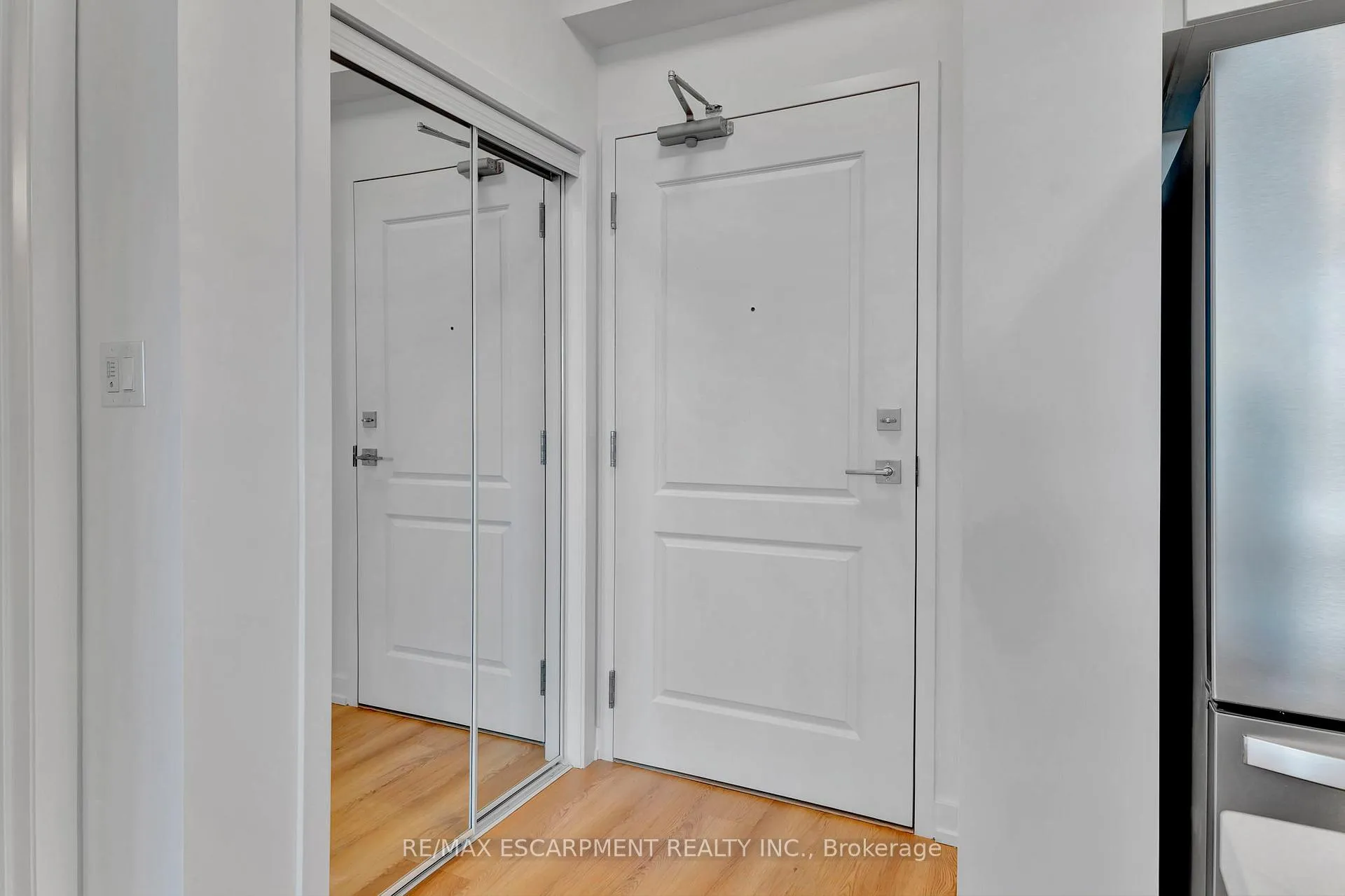 Photo 5 of Unit 431, 10 Mallard Trail, Hamilton, Waterdown — HOMEH
