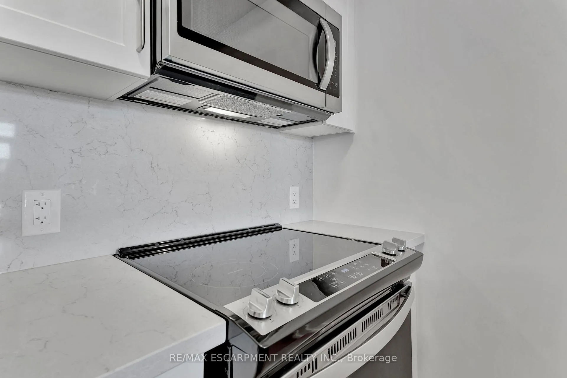 Photo 8 of Unit 431, 10 Mallard Trail, Hamilton, Waterdown — HOMEH