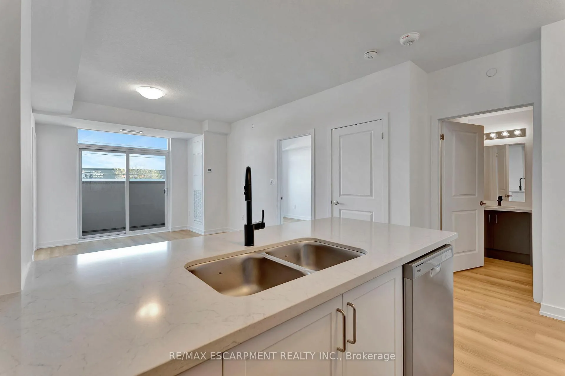 Photo 9 of Unit 431, 10 Mallard Trail, Hamilton, Waterdown — HOMEH