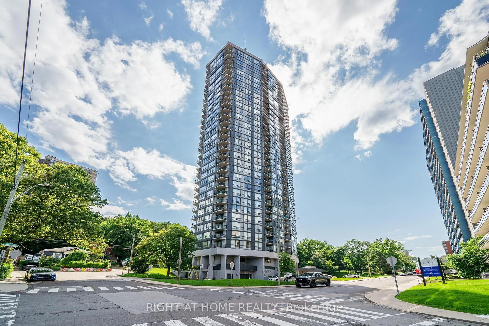 Front of Unit 2907, 150 Charlton Avenue E