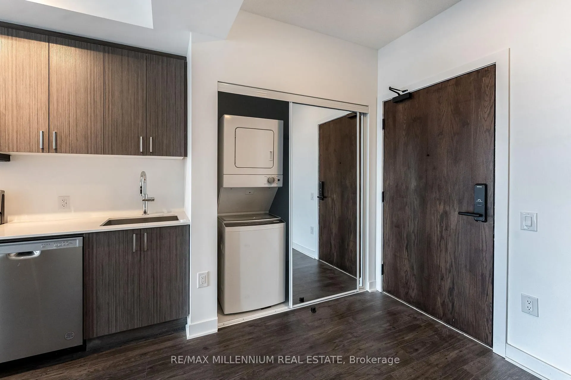 Photo 4 of Unit 208, 2782 Barton Street E, Hamilton, Riverdale — HOMEH