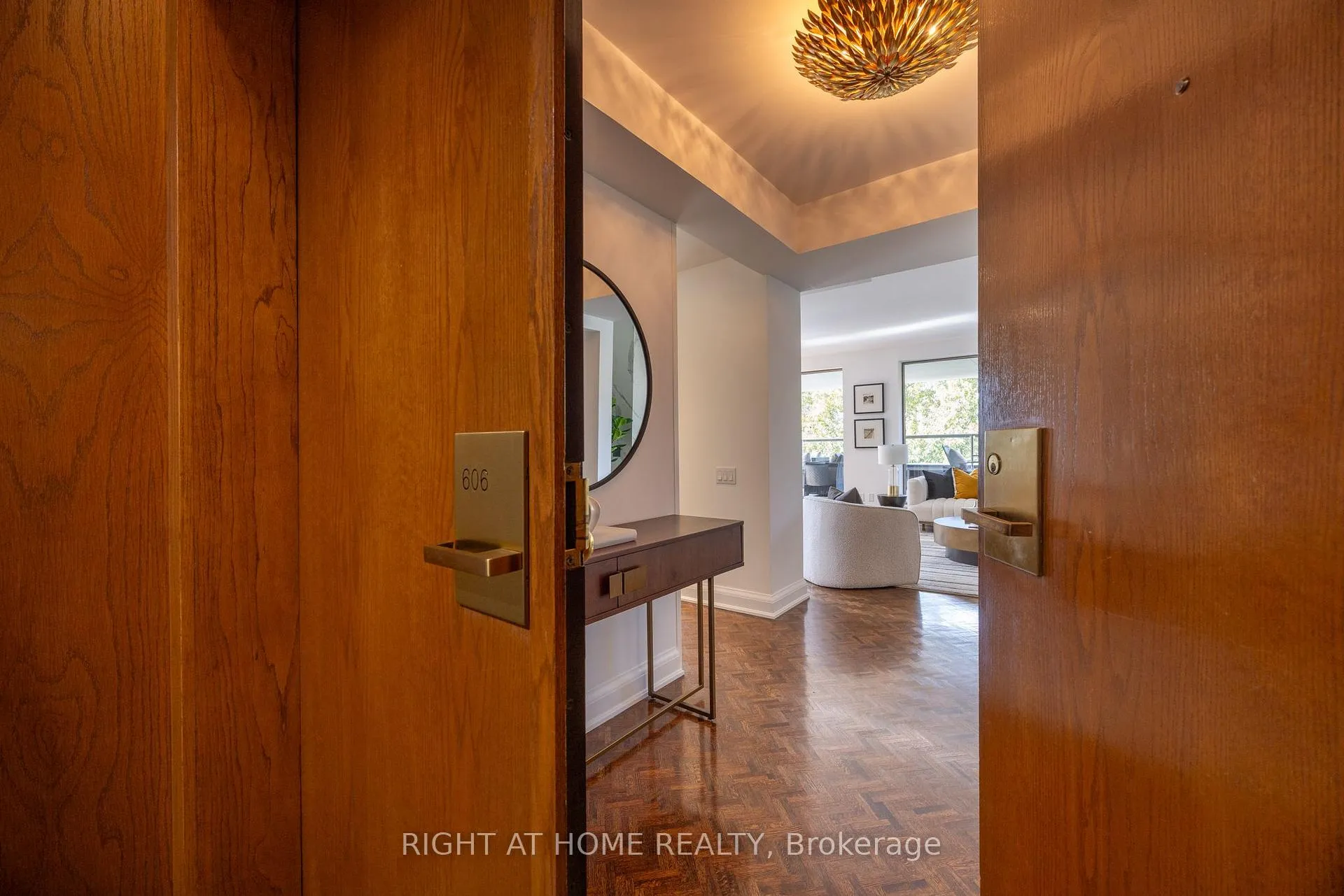Photo 3 of Unit 606, 4 Lowther Avenue, Toronto, The Annex — HOMEH