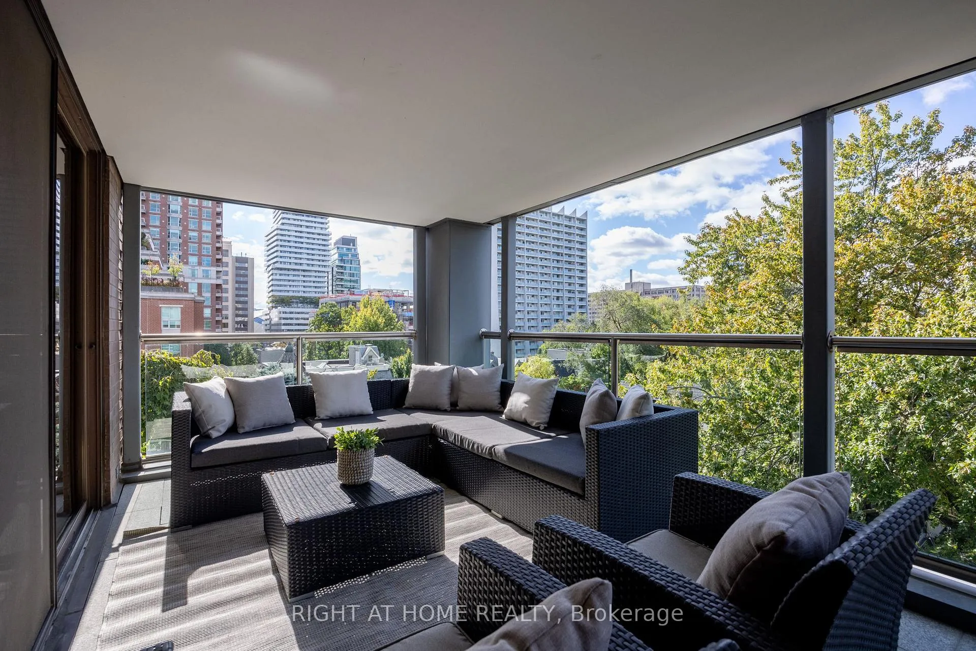 Photo 7 of Unit 606, 4 Lowther Avenue, Toronto, The Annex — HOMEH