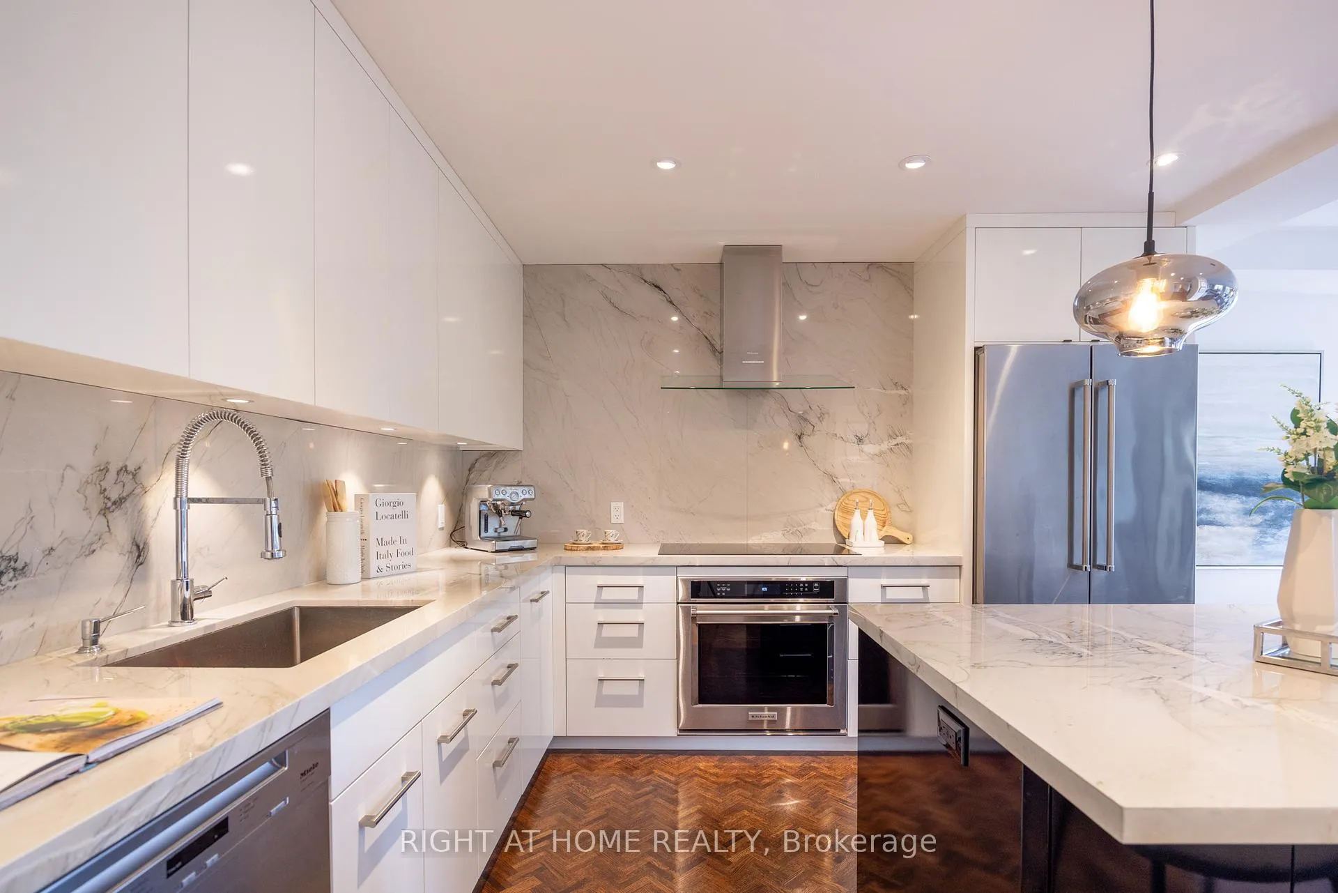 Photo 11 of Unit 606, 4 Lowther Avenue, Toronto, The Annex — HOMEH