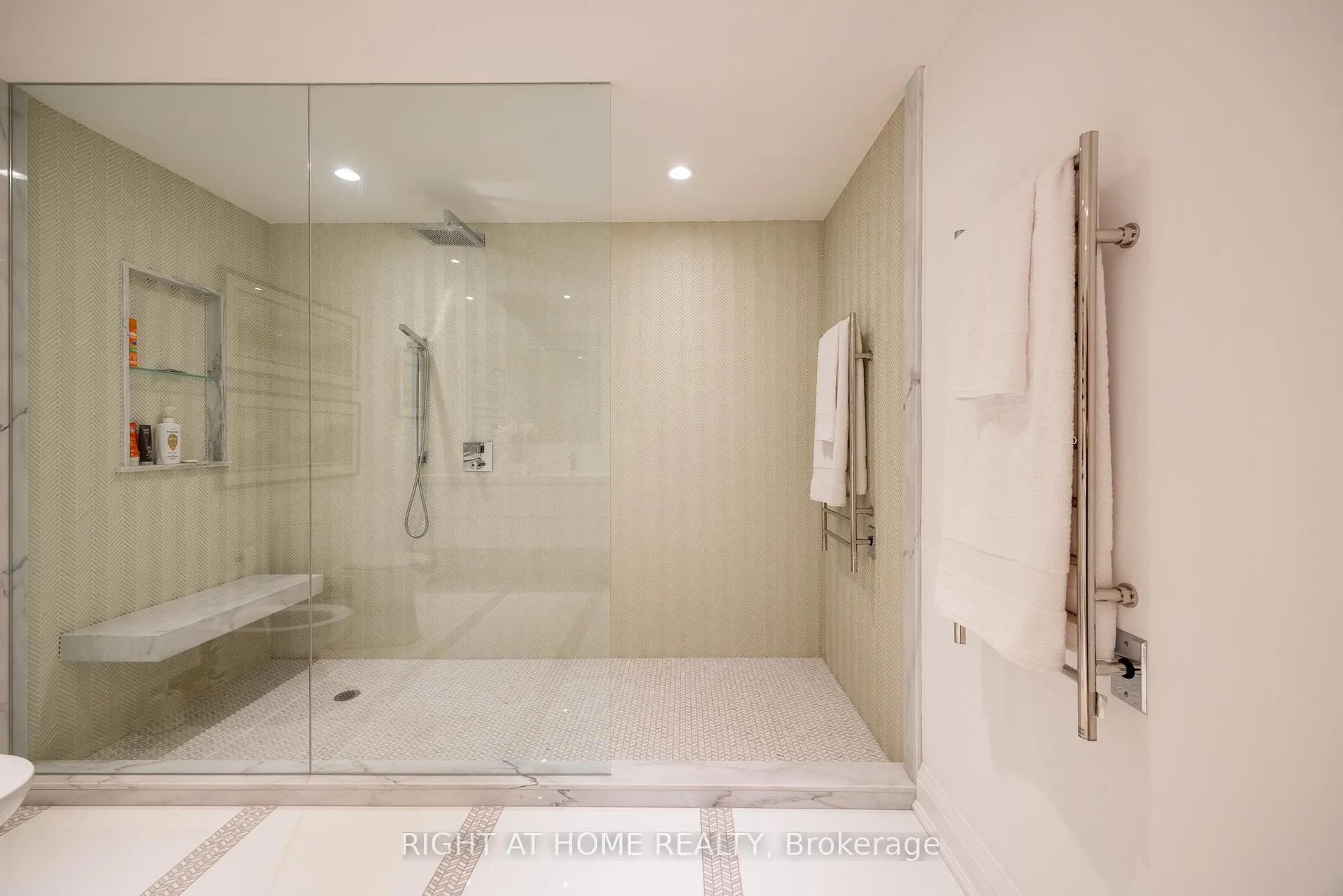 Photo 15 of Unit 606, 4 Lowther Avenue, Toronto, The Annex — HOMEH