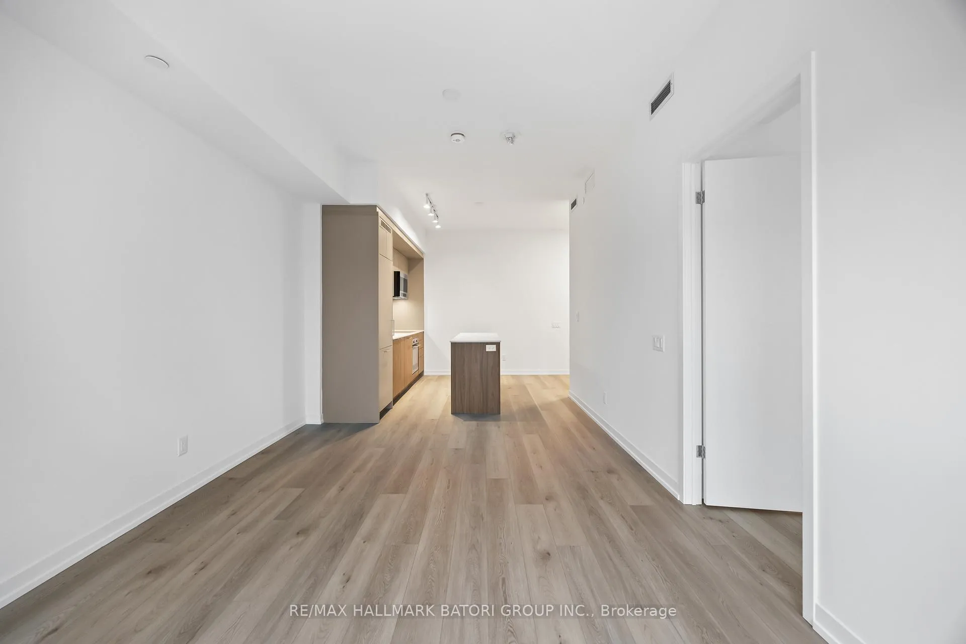 Photo 11 of Unit 402, 863 St. Clair Avenue W, Toronto, Wychwood — HOMEH