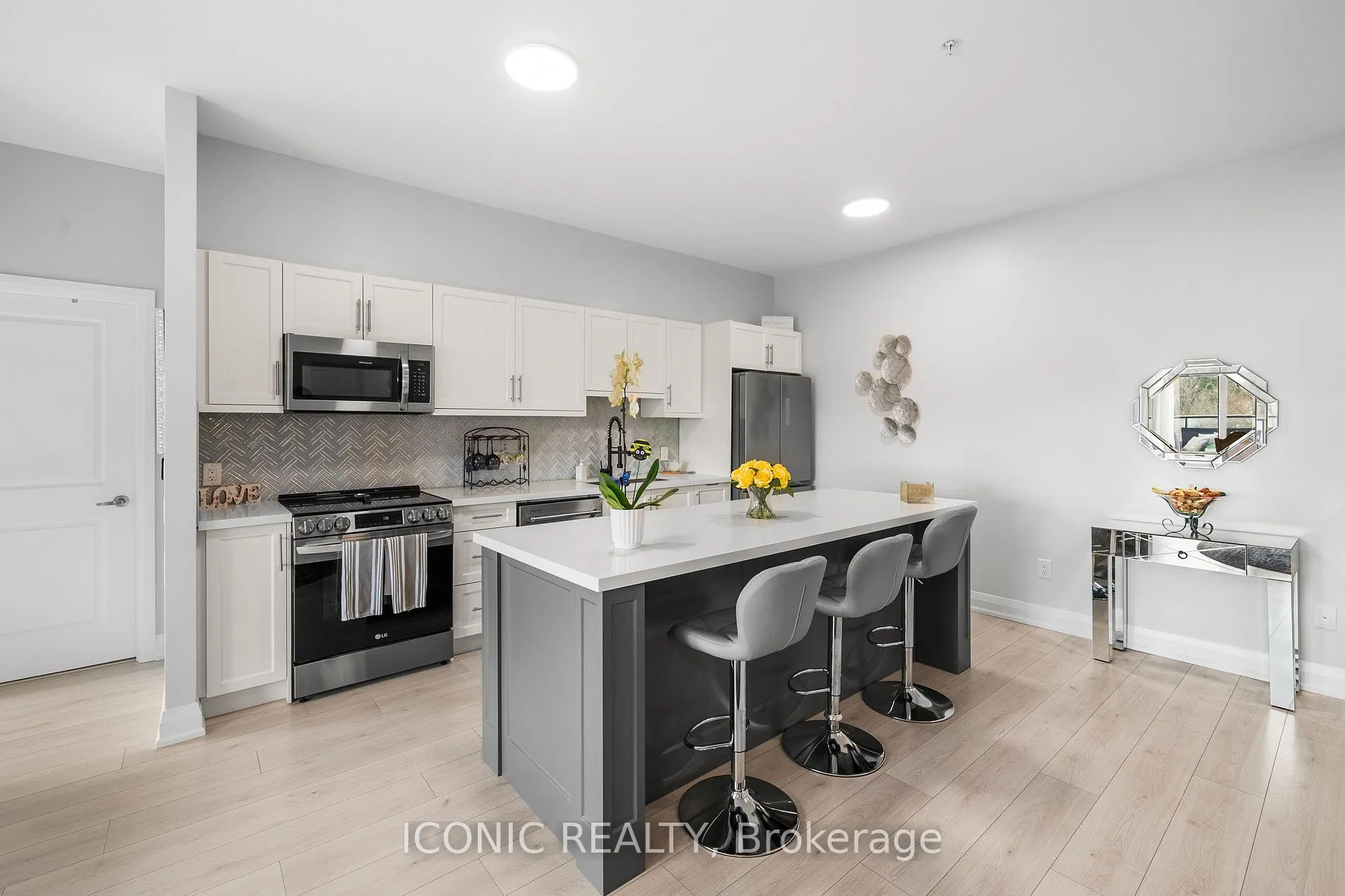 Photo 6 of Unit 606, 64 Queen Street S, New Tecumseth, Tottenham — HOMEH