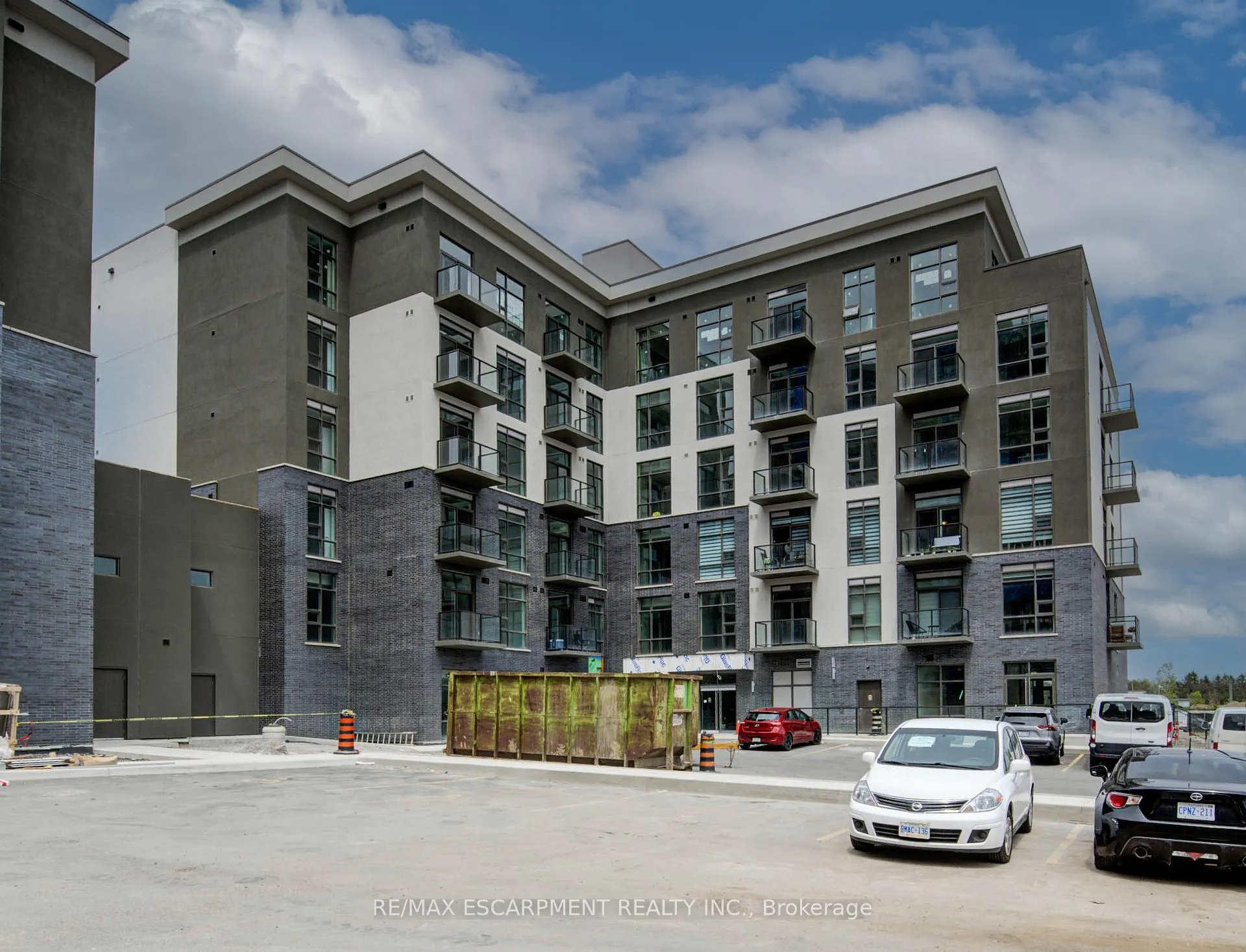 Photo 3 of Unit 528, 10 Mallard Trail E, Hamilton, Waterdown — HOMEH