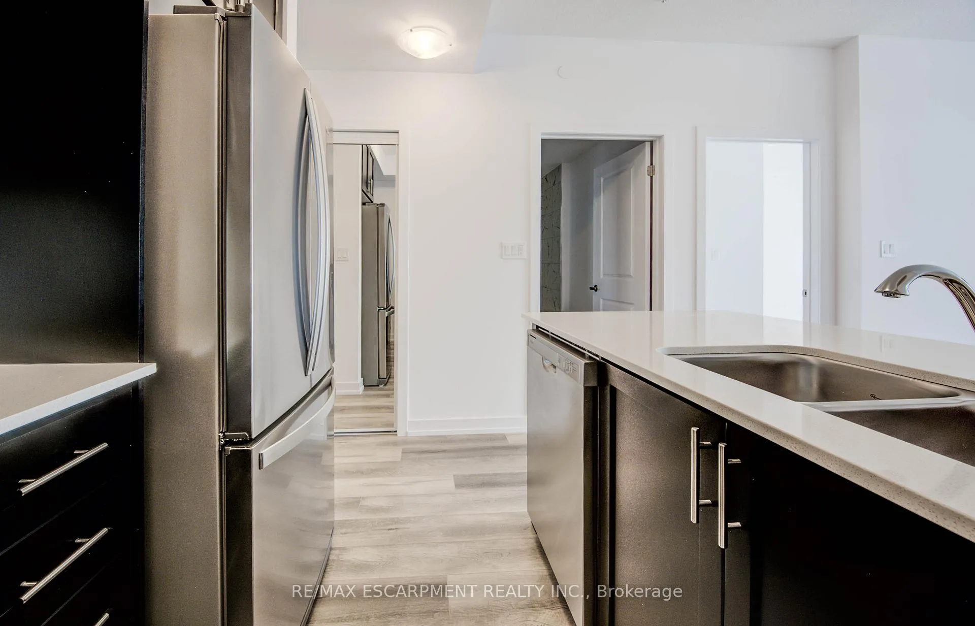 Photo 10 of Unit 528, 10 Mallard Trail E, Hamilton, Waterdown — HOMEH