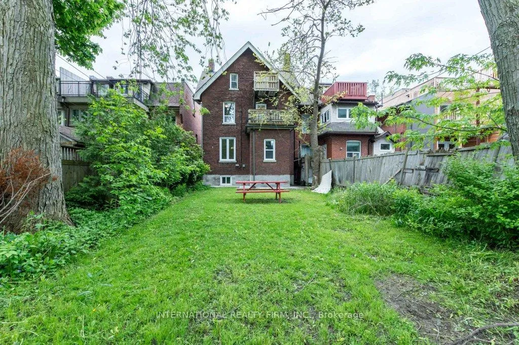 Photo 2 of Unit Unit D, 201 Madison Avenue, Toronto, The Annex — HOMEH