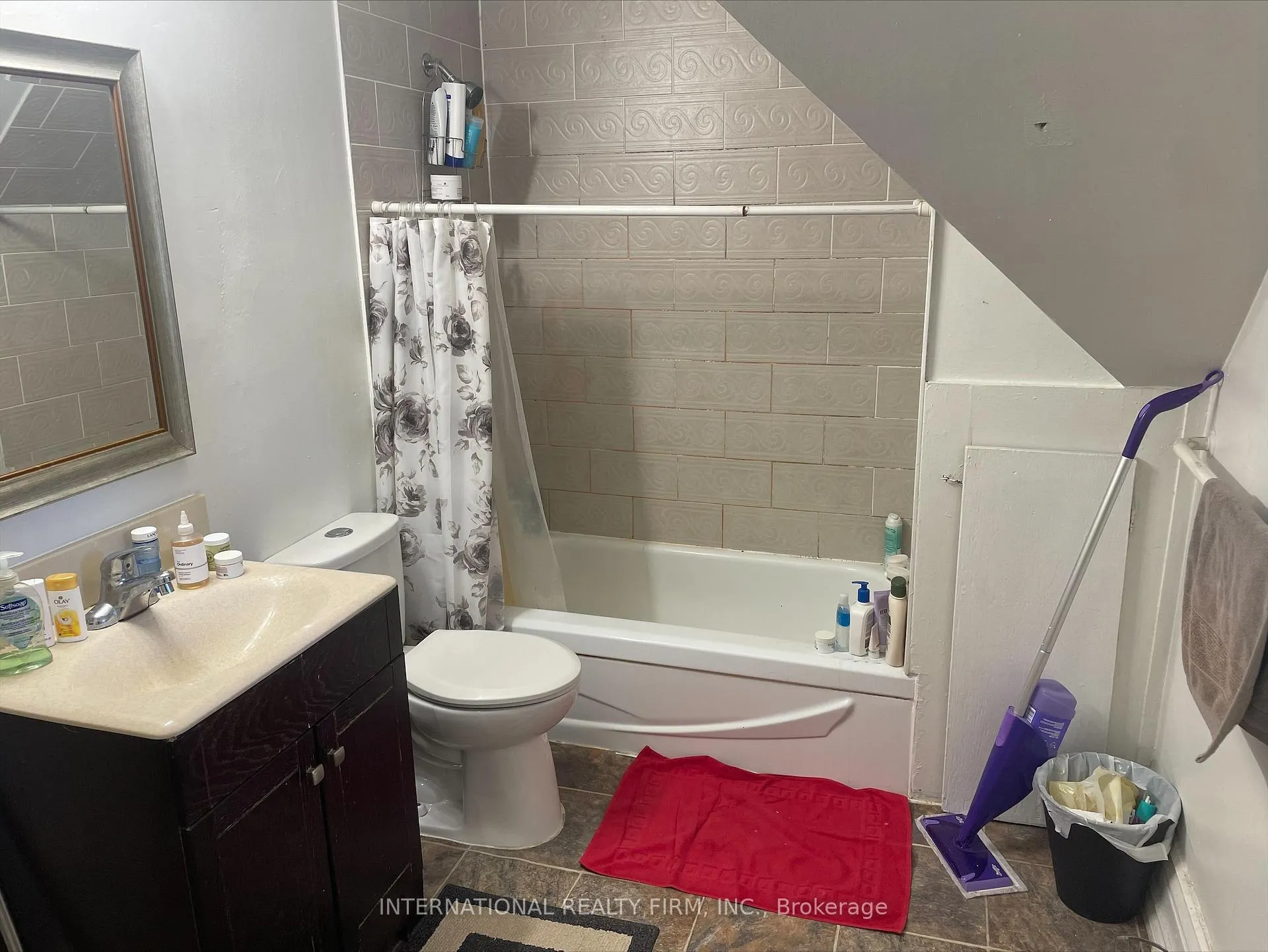 Photo 6 of Unit Unit D, 201 Madison Avenue, Toronto, The Annex — HOMEH