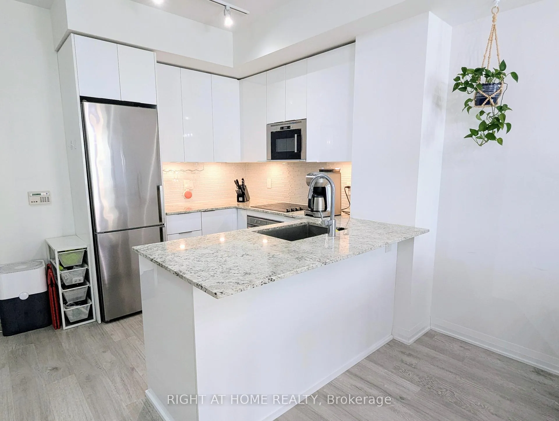 Photo 4 of Unit 603, 99 Eagle Rock Way, Vaughan, Rural Vaughan — HOMEH