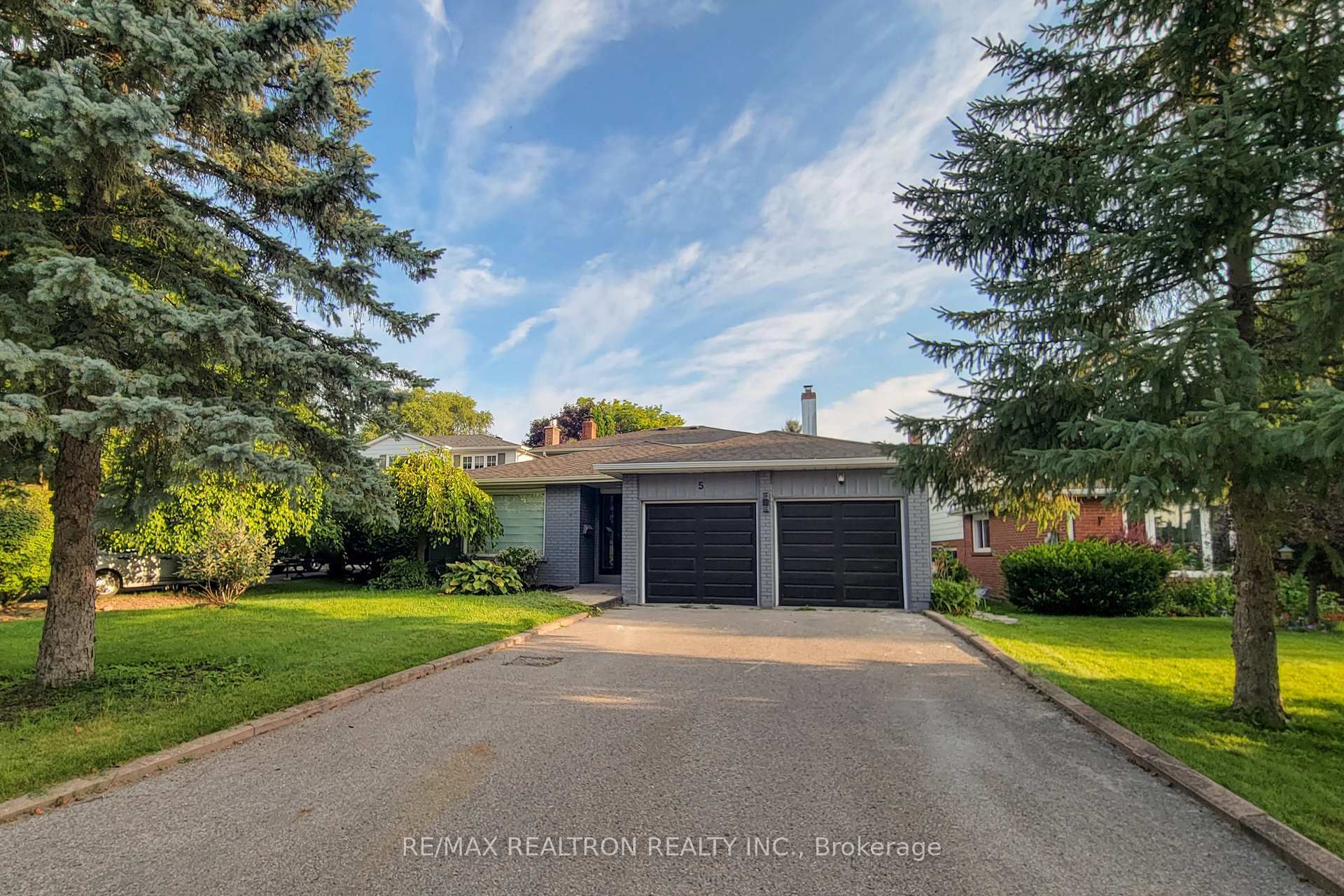 Photo 2 of 5 Illingworth Court, Aurora, Aurora Heights — HOMEH