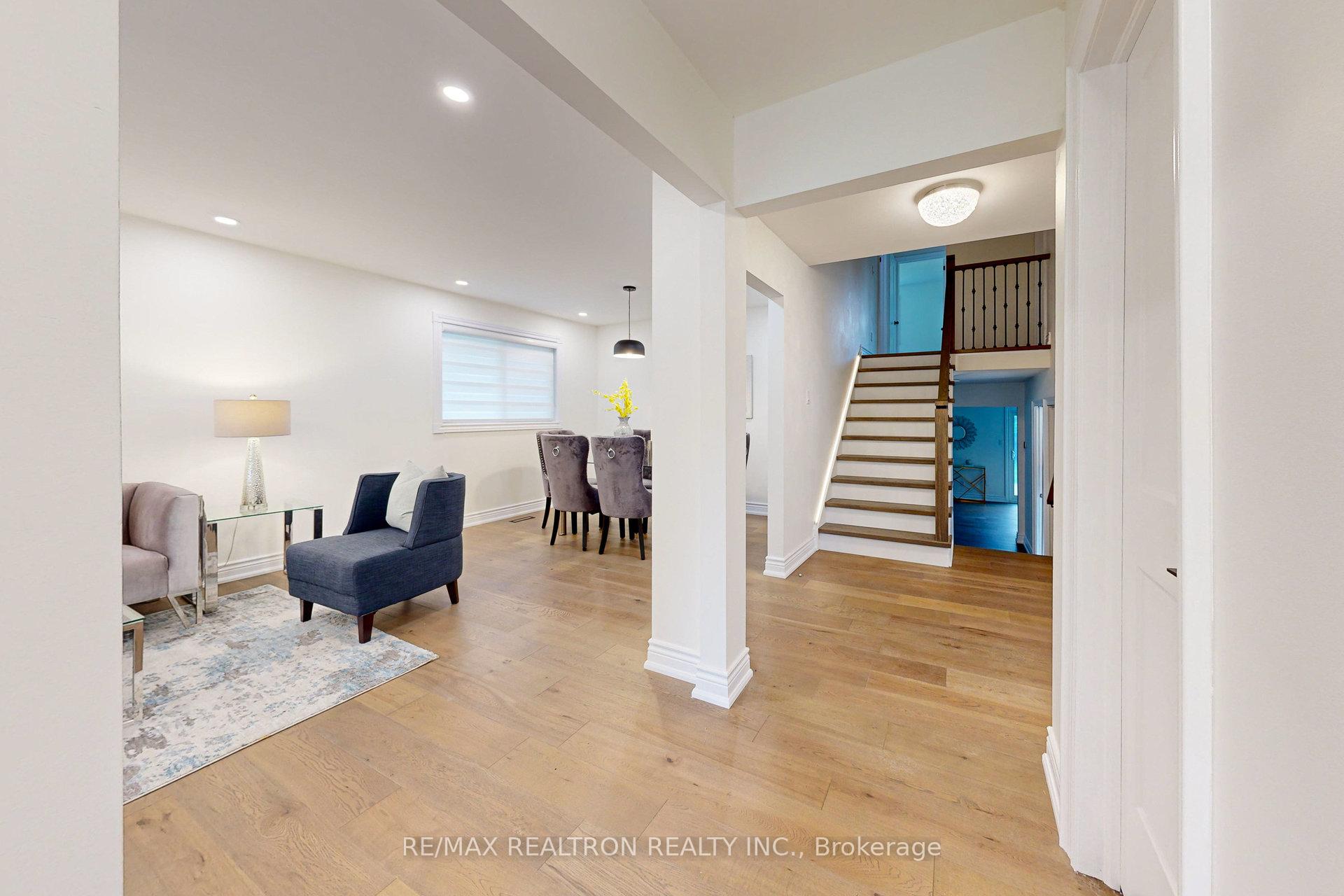 Photo 4 of 5 Illingworth Court, Aurora, Aurora Heights — HOMEH