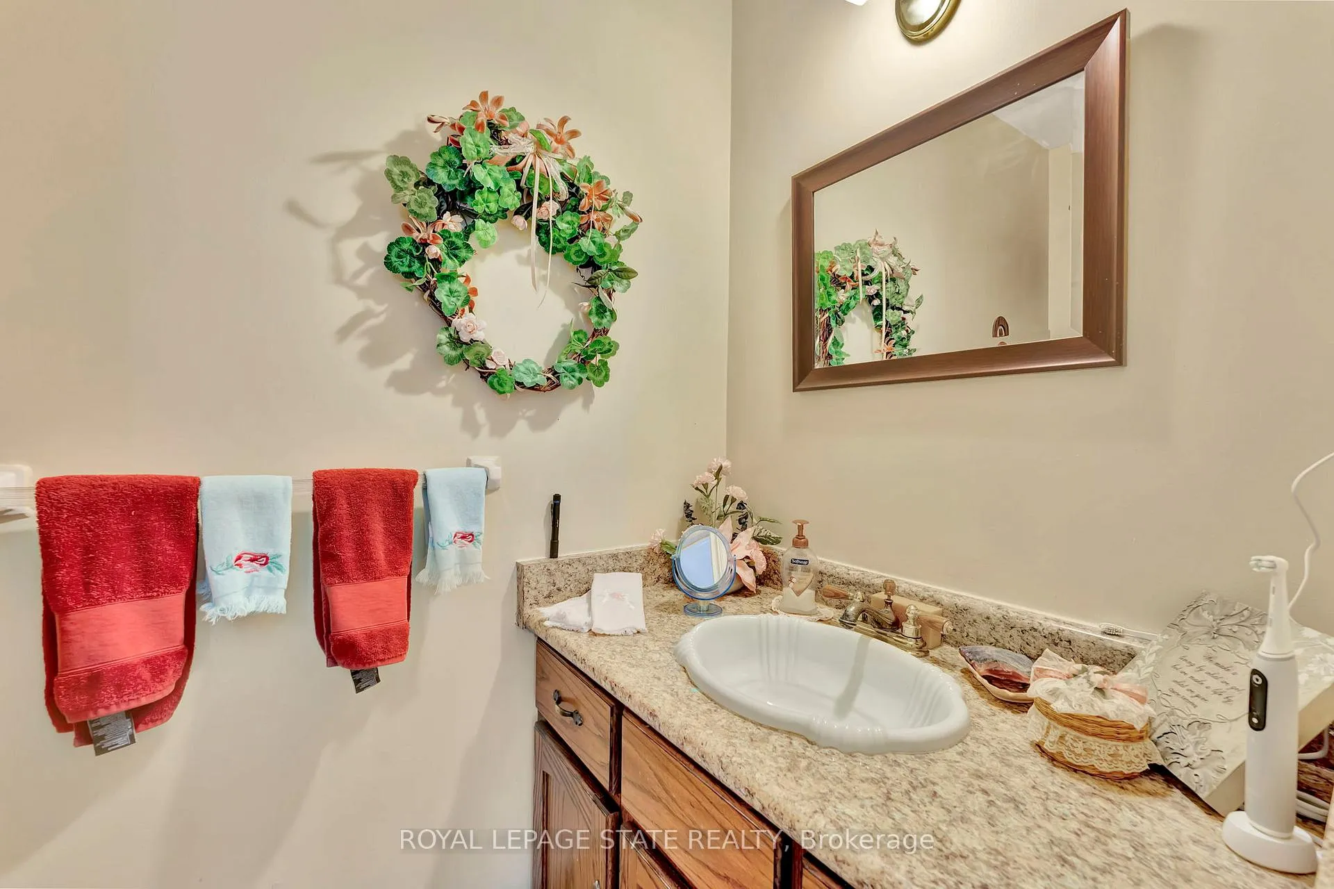 Photo 5 of Unit 12, 30 Osler Drive, Hamilton, Dundas — HOMEH