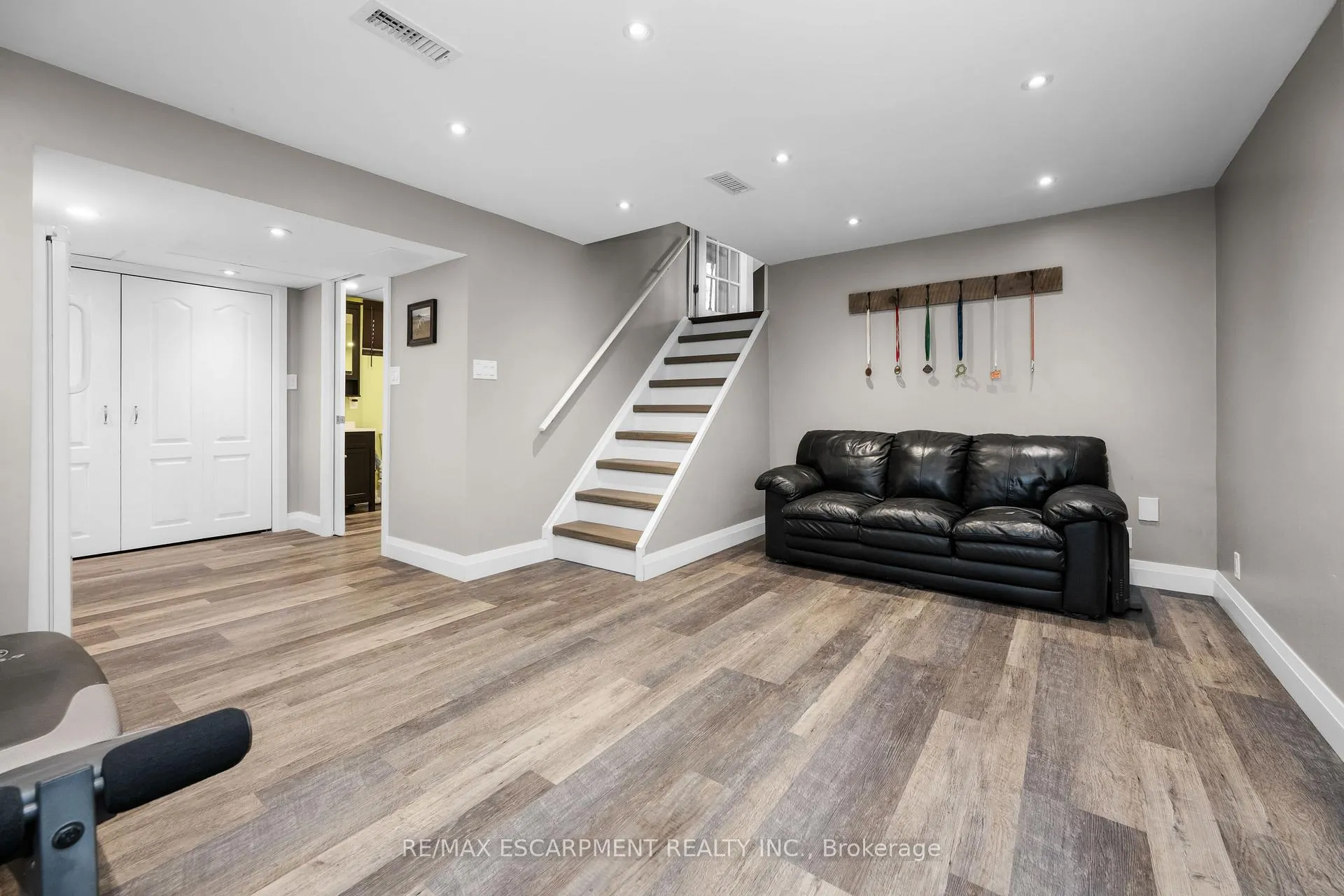 Photo 21 of 2118 Governors Road, Hamilton, Ancaster — HOMEH