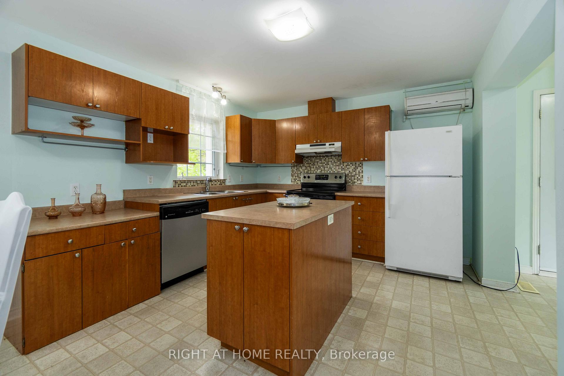 Photo 13 of 104 & 110 Highview Drive, Ottawa, Constance Bay — HOMEH