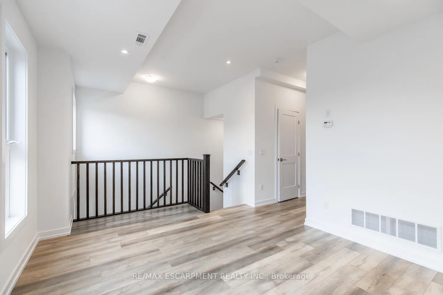 Photo 5 of 207 Burke Street, Hamilton, Waterdown — HOMEH