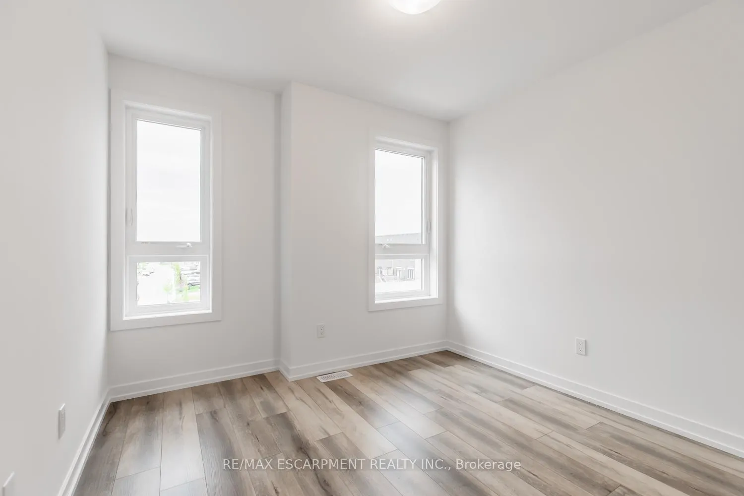 Photo 32 of 207 Burke Street, Hamilton, Waterdown — HOMEH