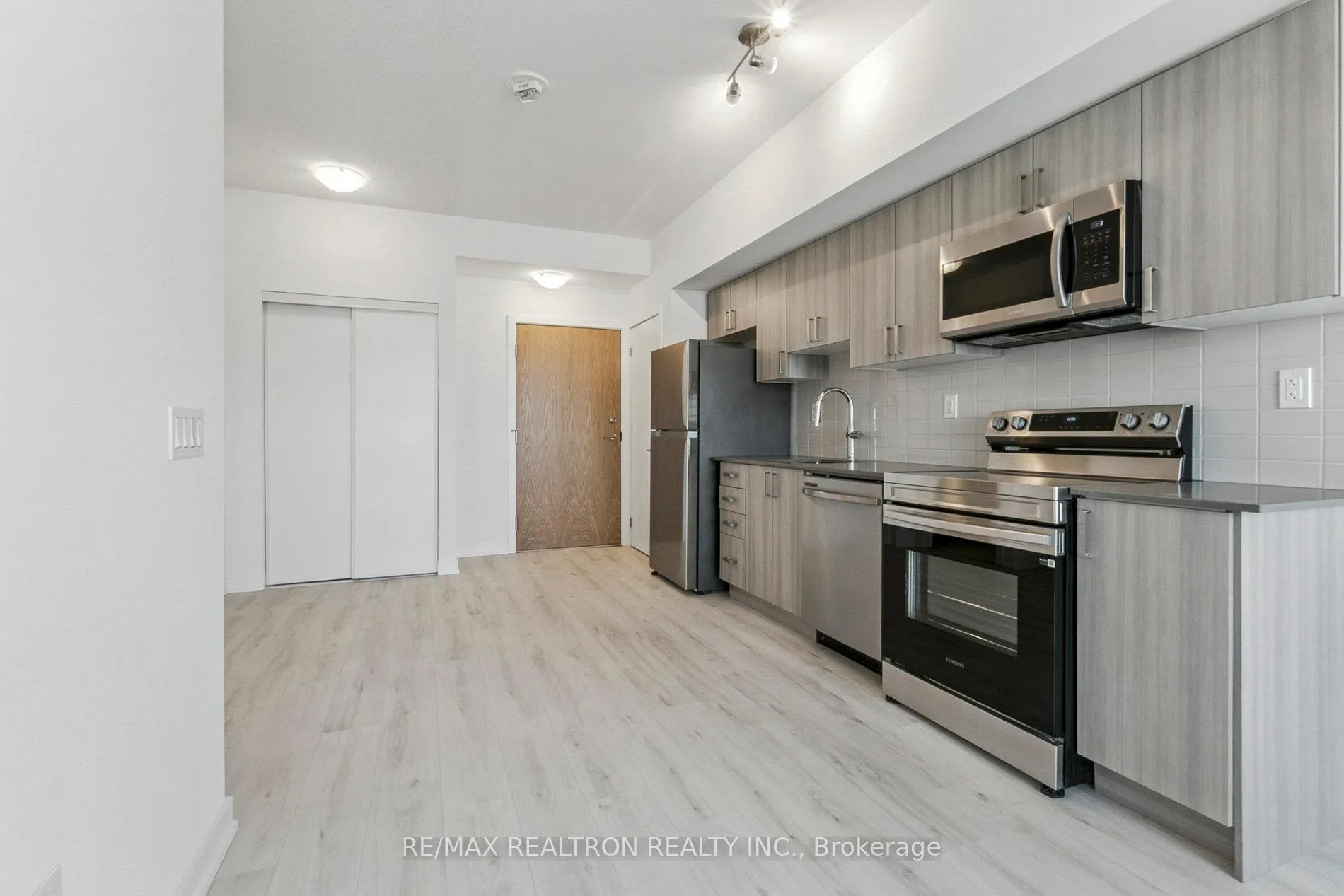 Photo 4 of Unit 1701, 1435 Celebration Drive, Pickering, Bay Ridges — HOMEH