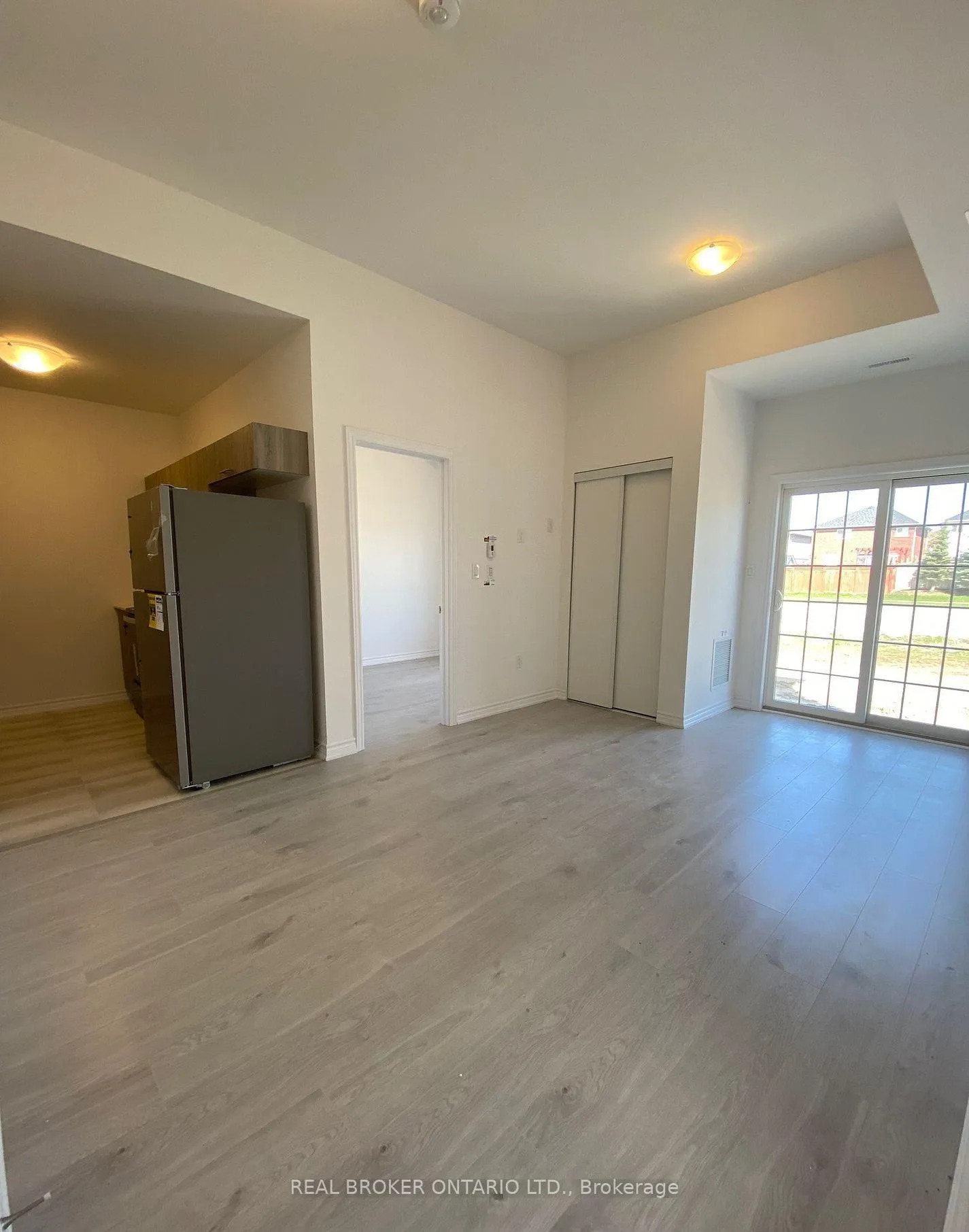 Photo 2 of Unit A, 31 Pumpkin Corner Crescent, Barrie, Rural Barrie Southeast — HOMEH