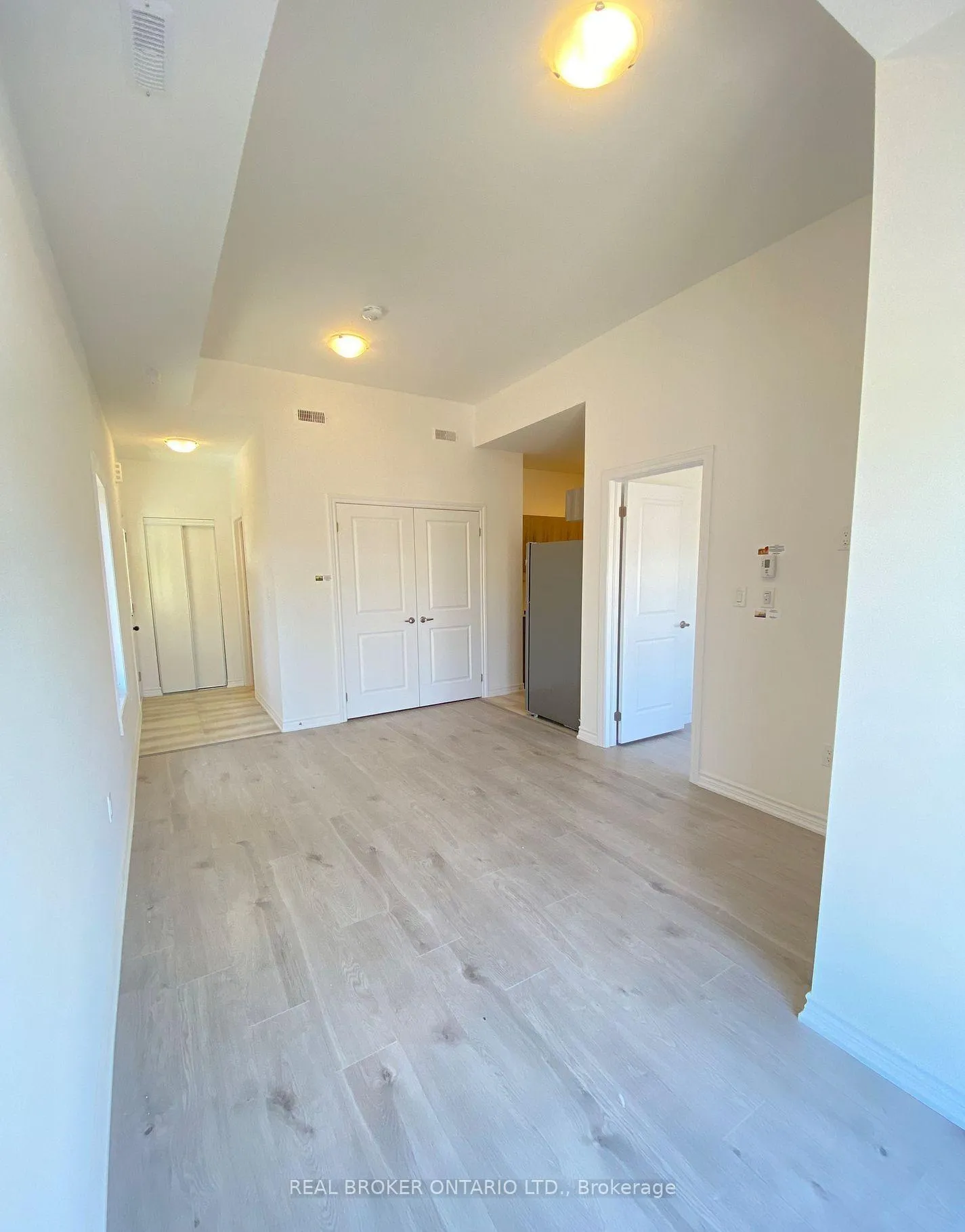 Photo 4 of Unit A, 31 Pumpkin Corner Crescent, Barrie, Rural Barrie Southeast — HOMEH
