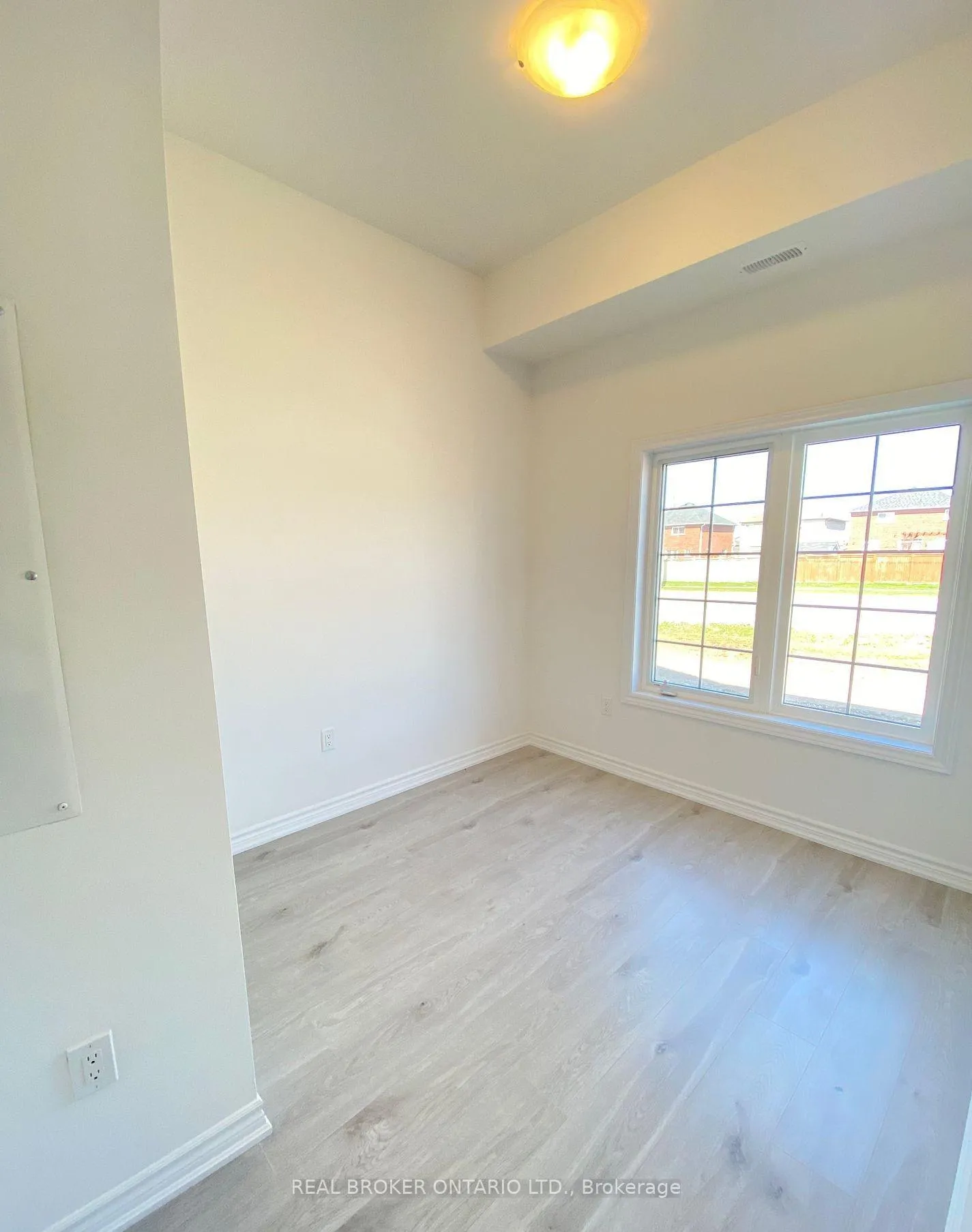 Photo 7 of Unit A, 31 Pumpkin Corner Crescent, Barrie, Rural Barrie Southeast — HOMEH